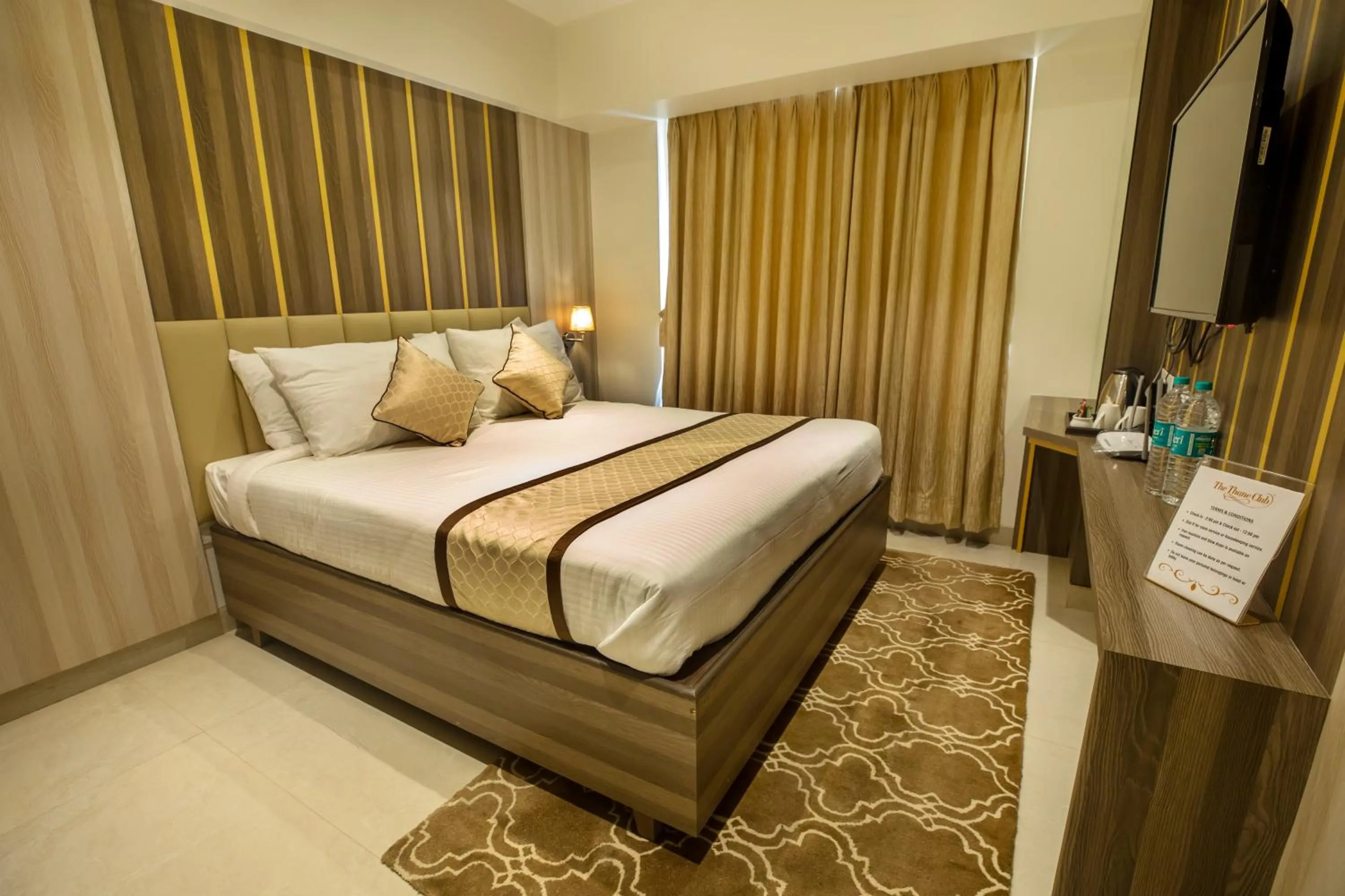 Restaurant/places to eat, Bed in The Thane Club