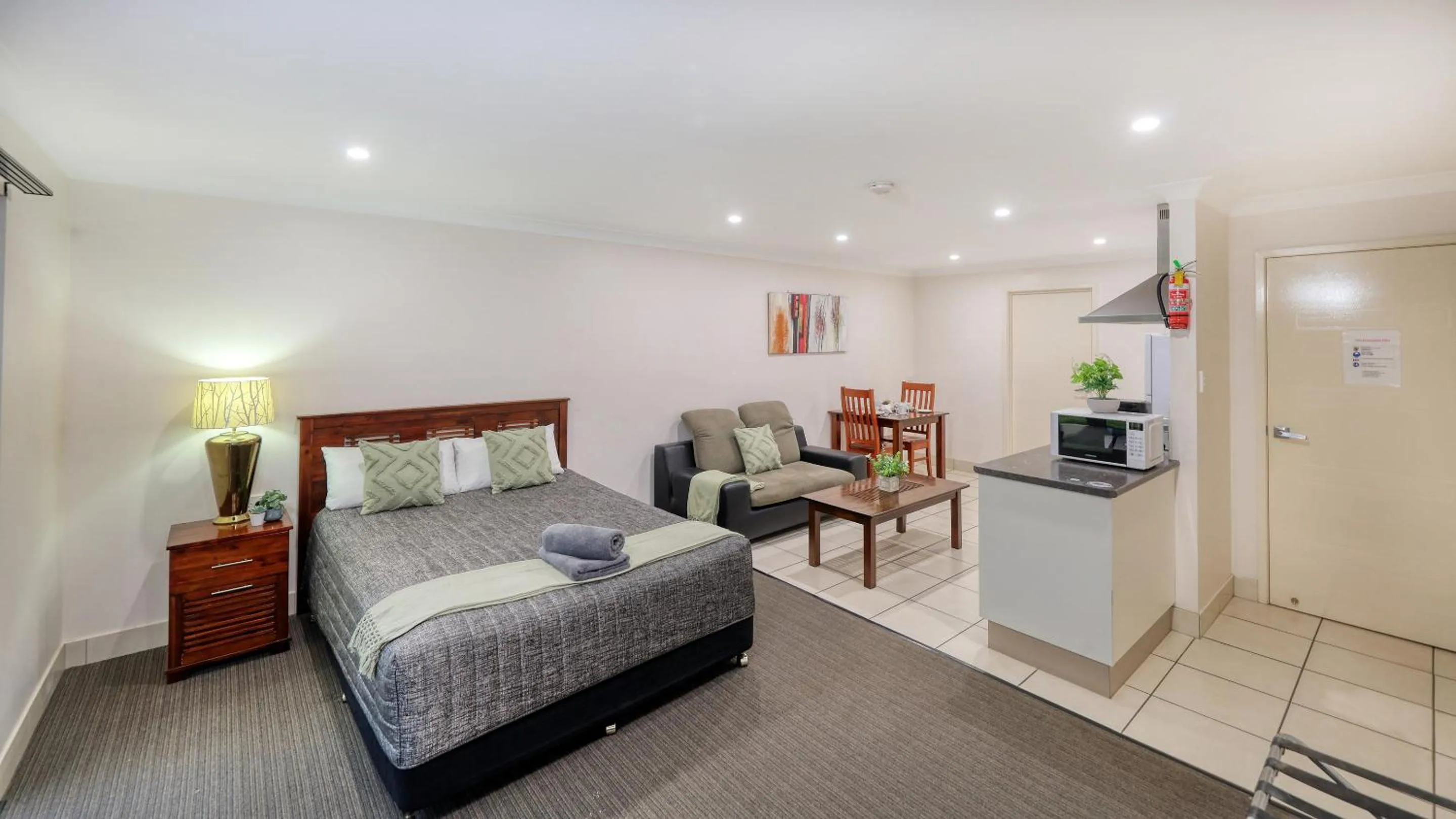 Dining area, Bed in Emerald Gardens Motel & Apartments