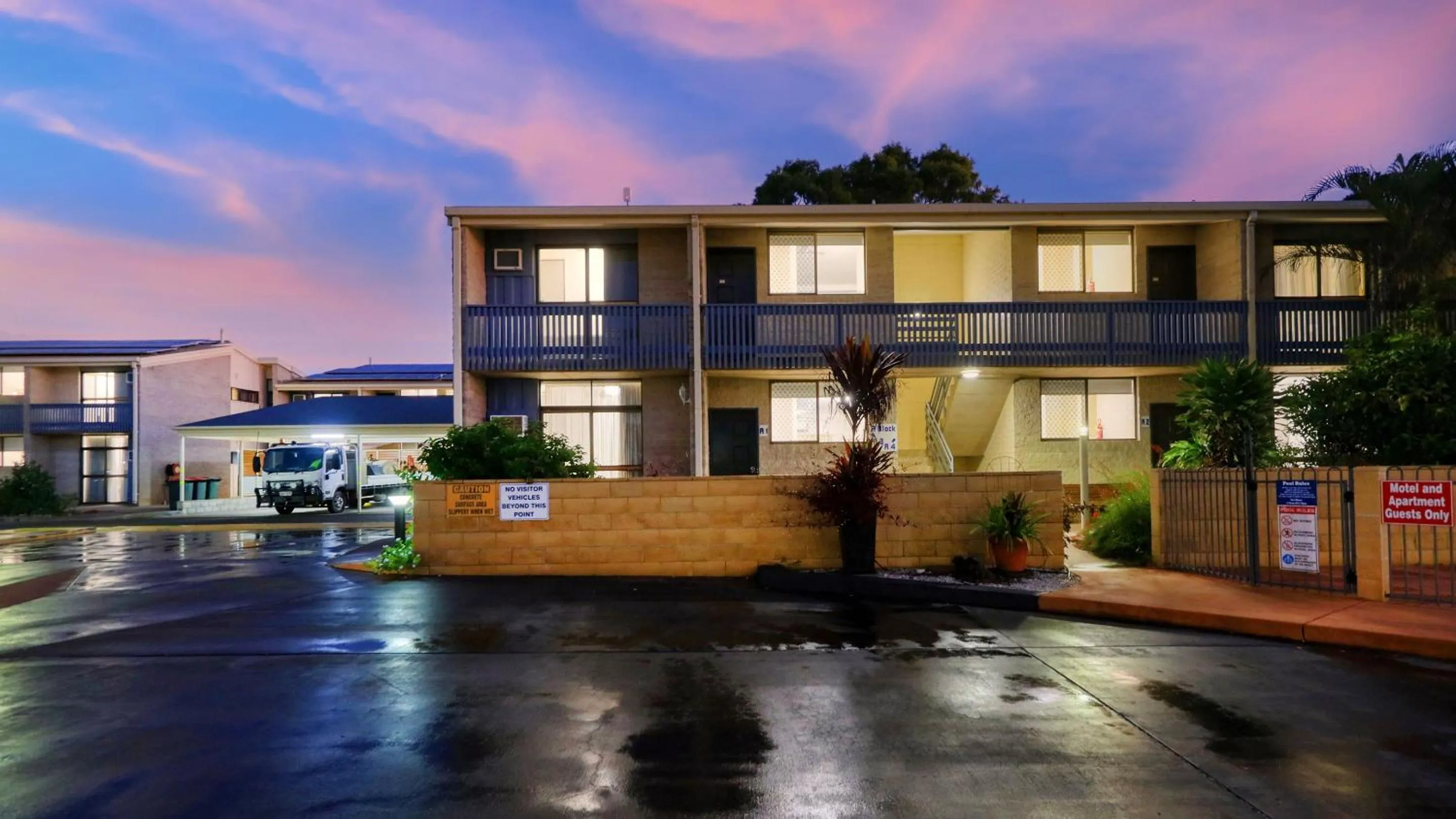 Property building in Emerald Gardens Motel & Apartments