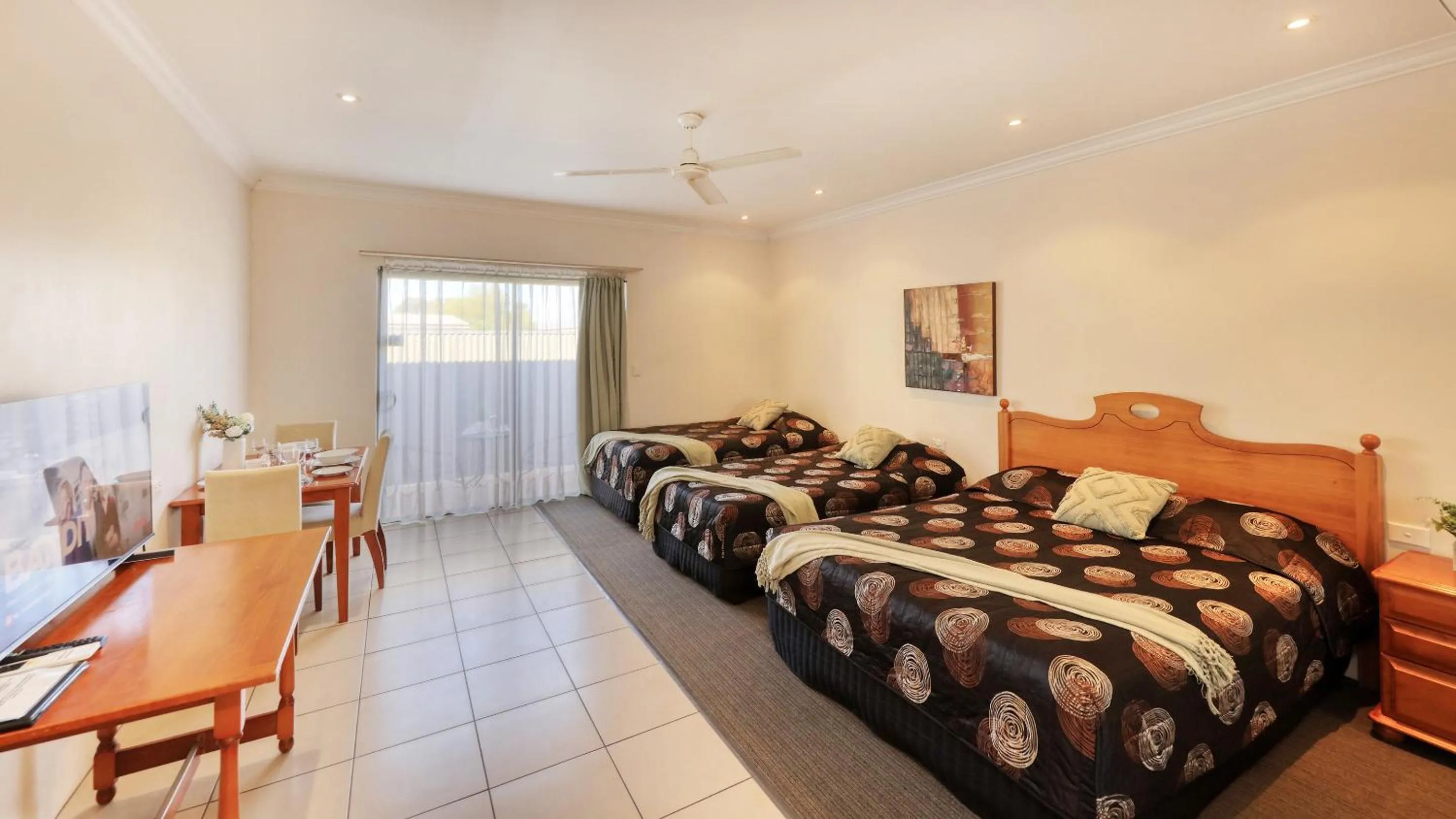 Dining area, Bed in Emerald Gardens Motel & Apartments