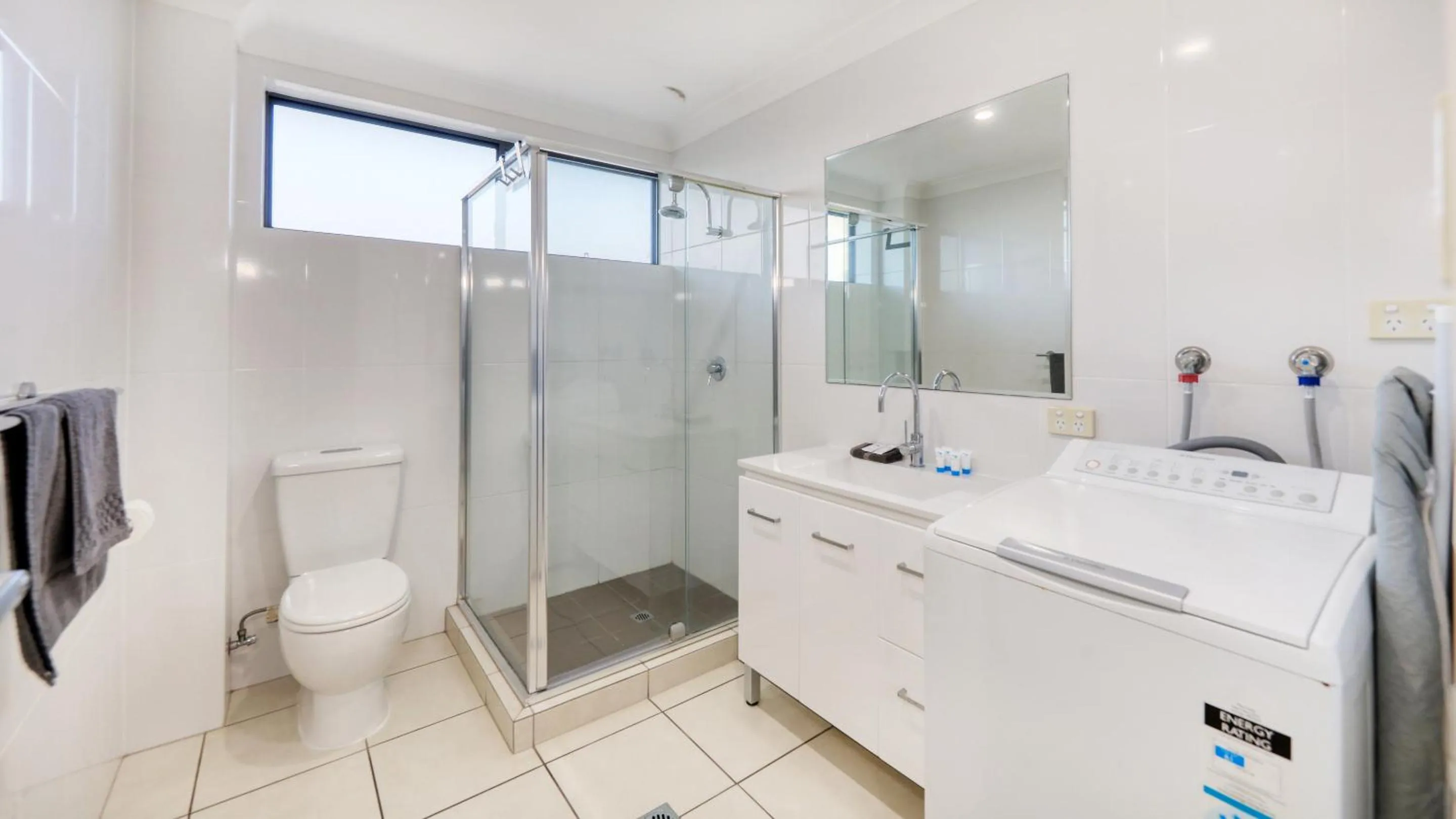 washing machine in Emerald Gardens Motel & Apartments