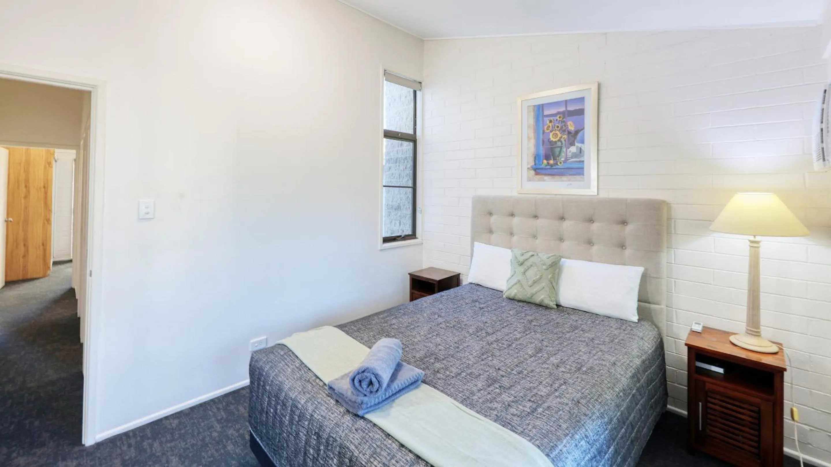 towels, Bed in Emerald Gardens Motel & Apartments