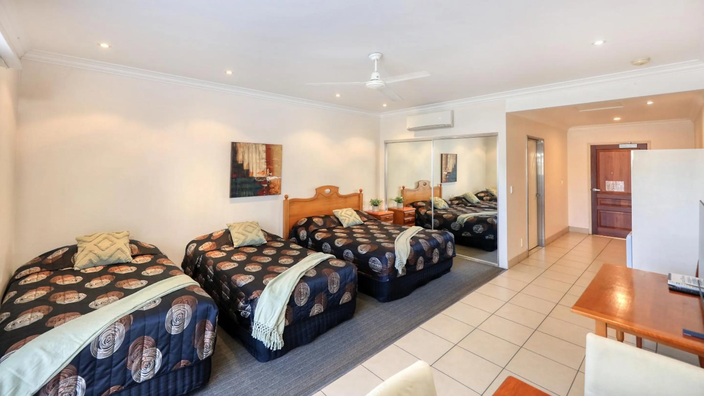 air conditioner, Bed in Emerald Gardens Motel & Apartments