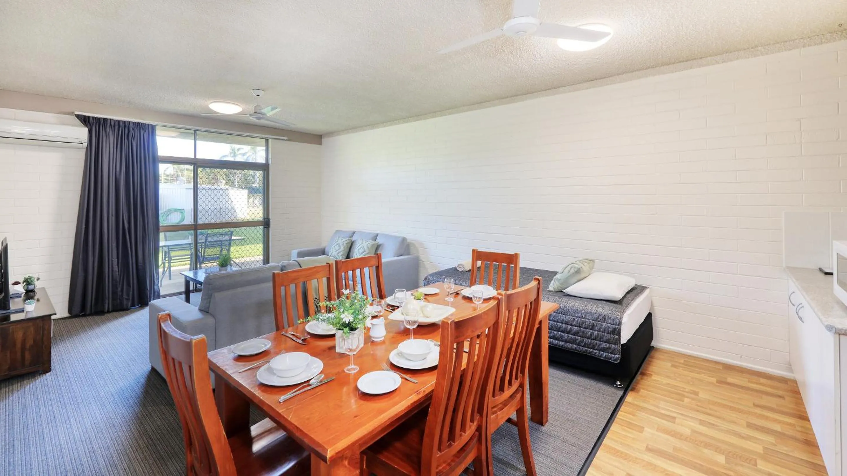 Dining area in Emerald Gardens Motel & Apartments