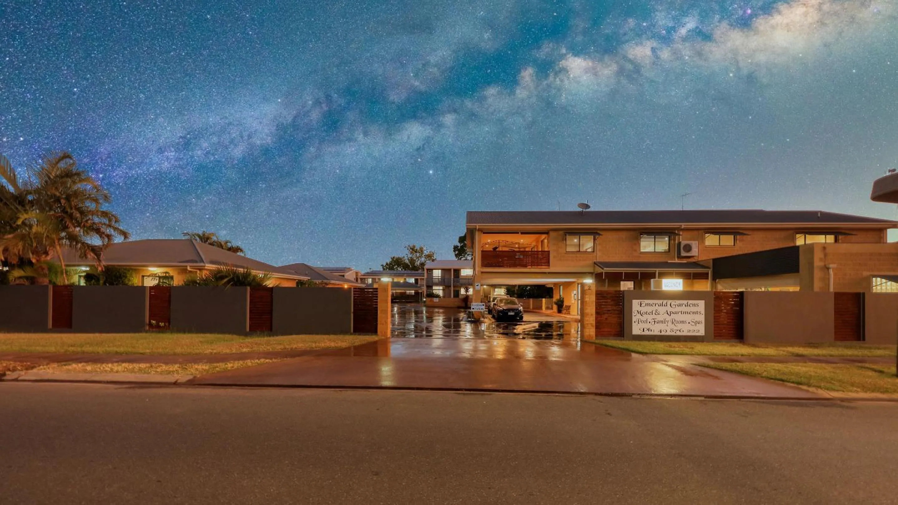 Property building in Emerald Gardens Motel & Apartments