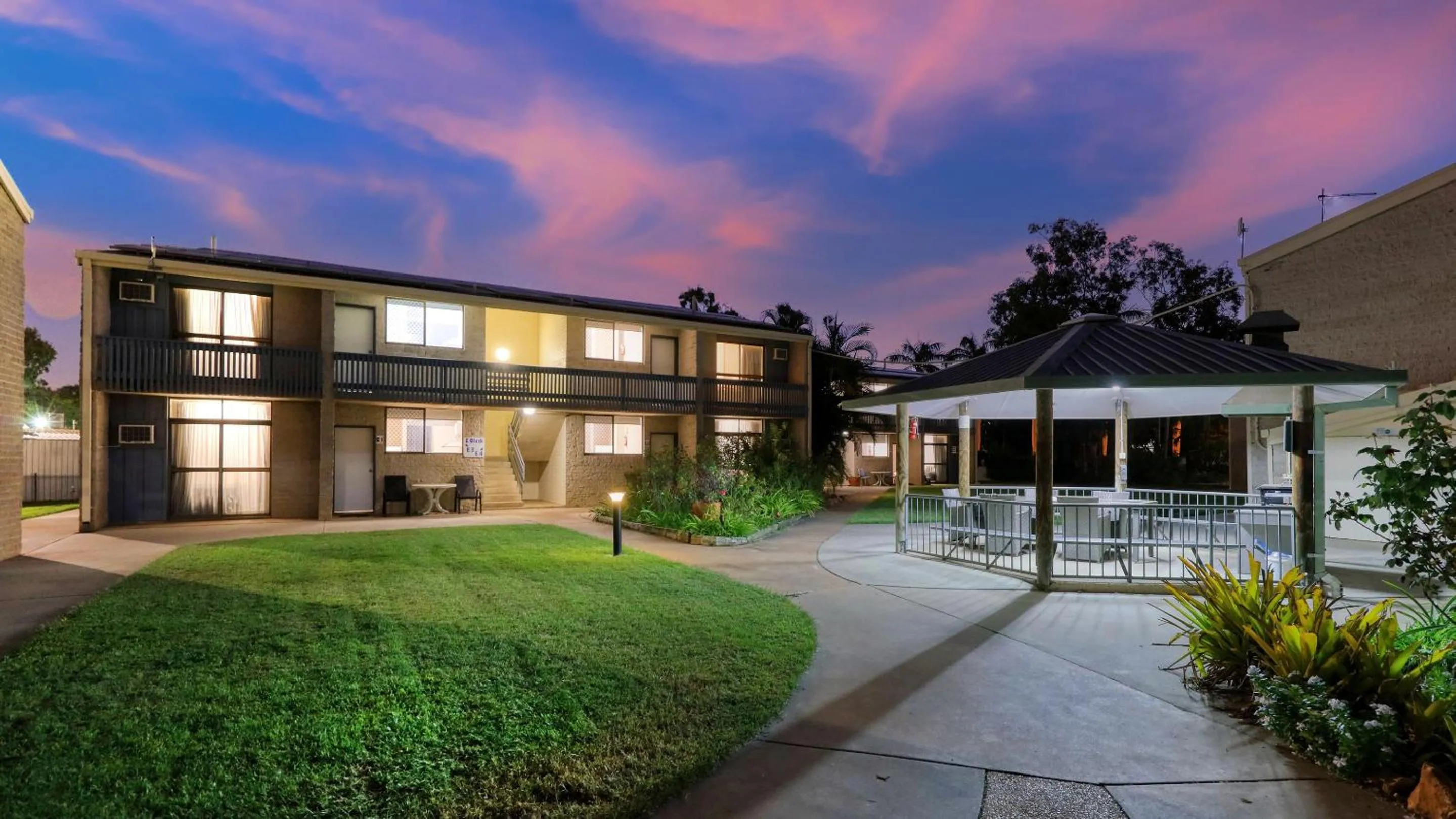 Property building in Emerald Gardens Motel & Apartments