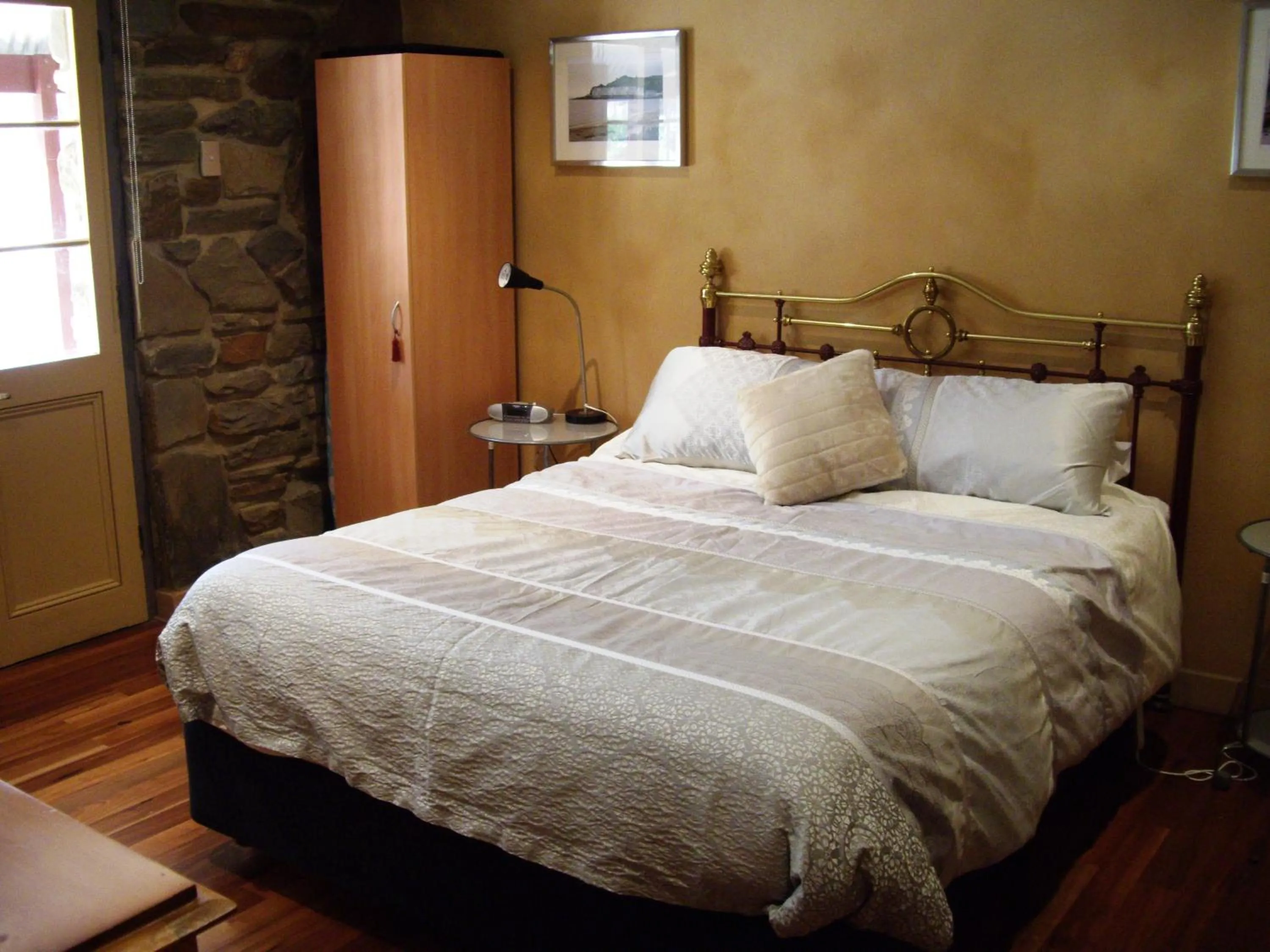 Bed in 1860 Wine Country Cottages
