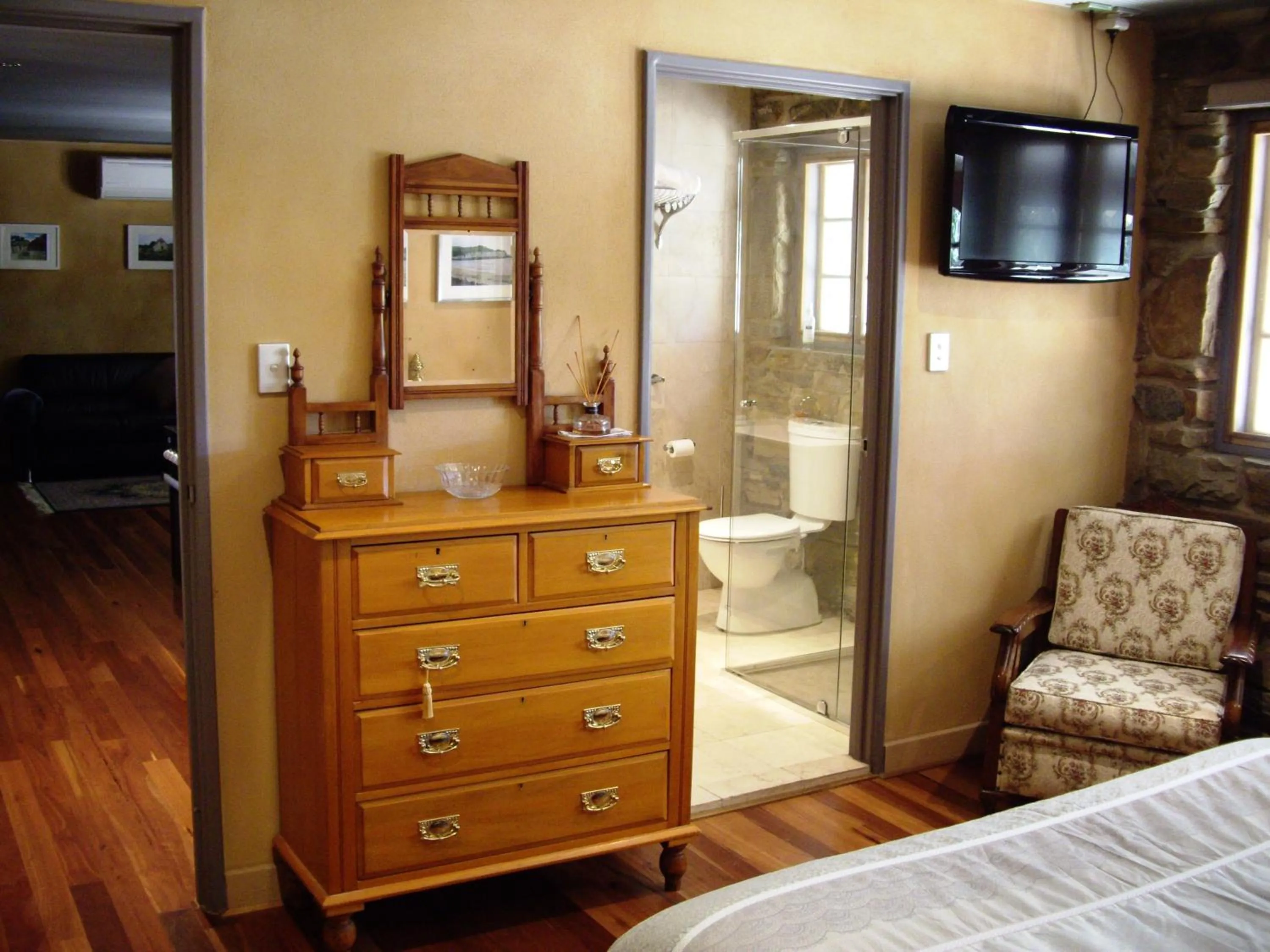 Decorative detail, Bed in 1860 Wine Country Cottages