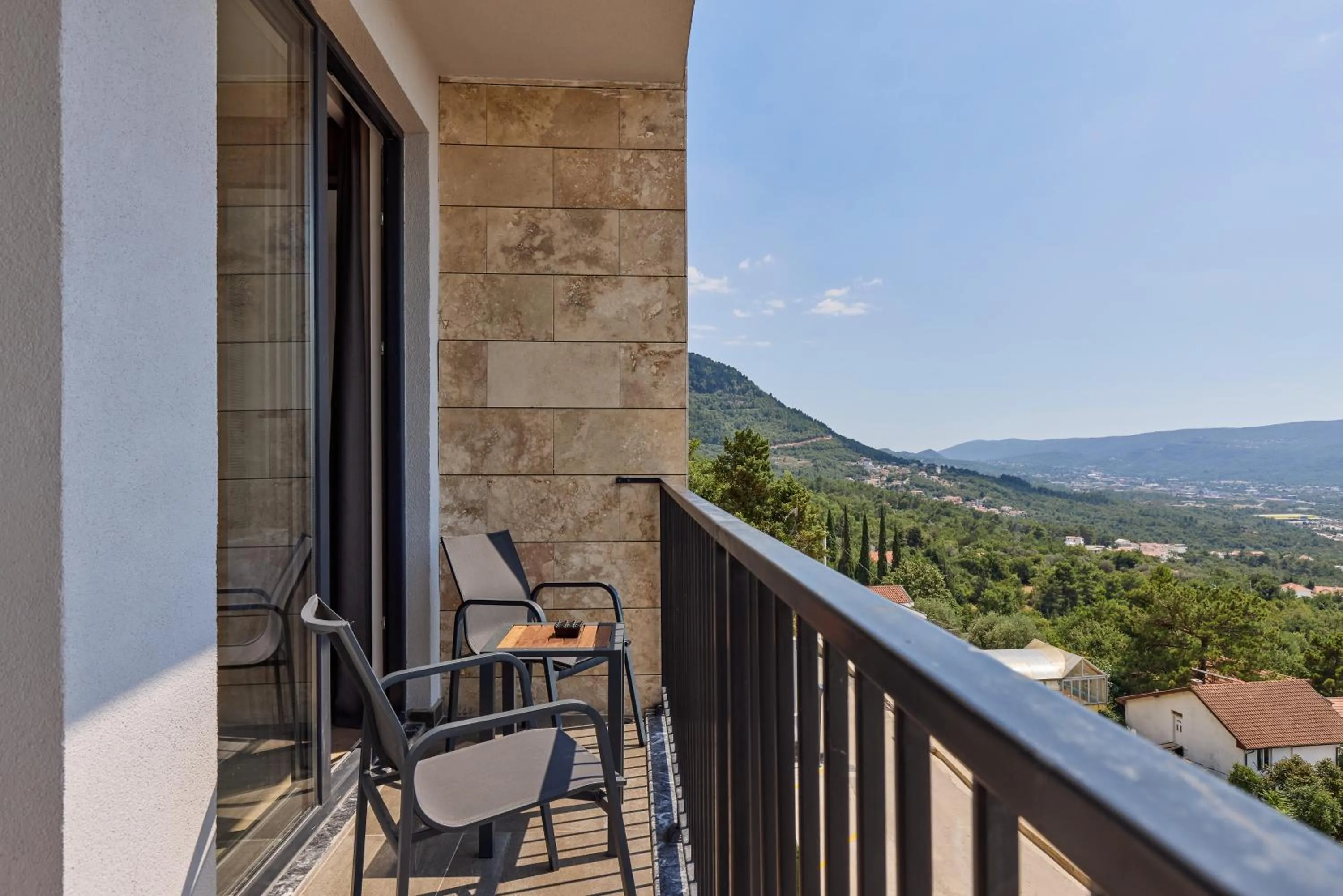 Natural landscape in Bayview Hills Luxury Residences