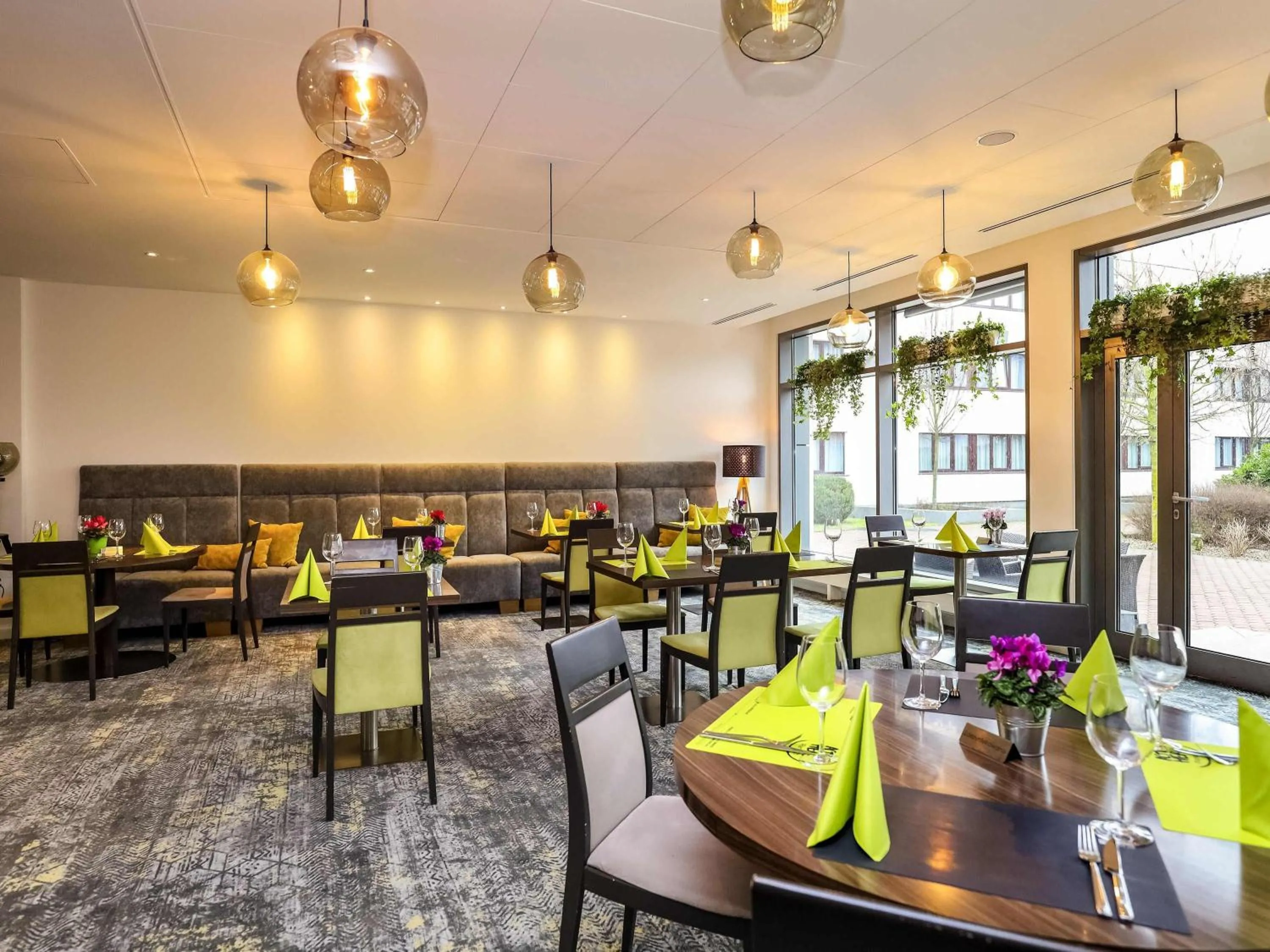 Restaurant/places to eat in Novotel Poznań Malta