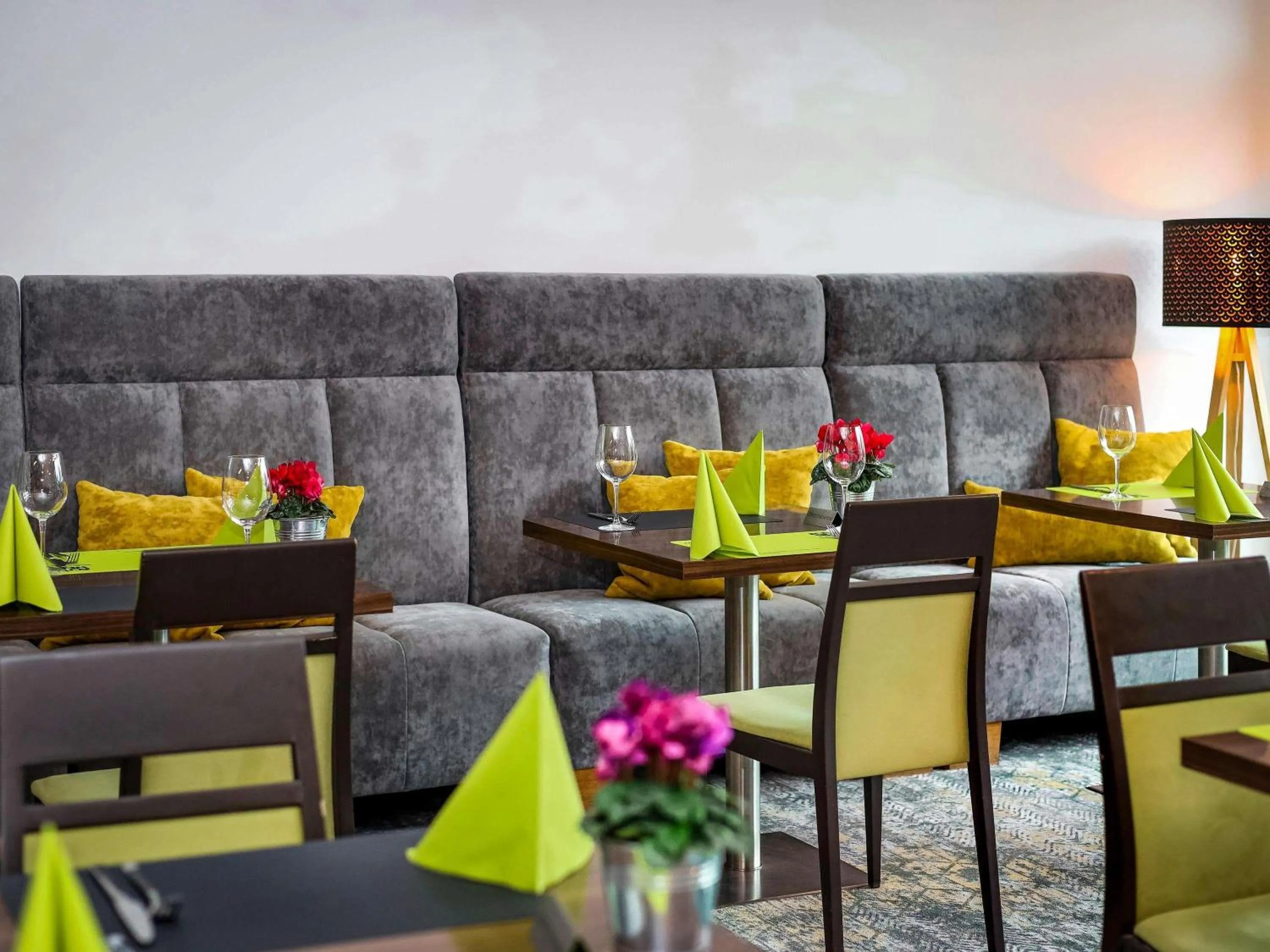 Restaurant/places to eat in Novotel Poznań Malta