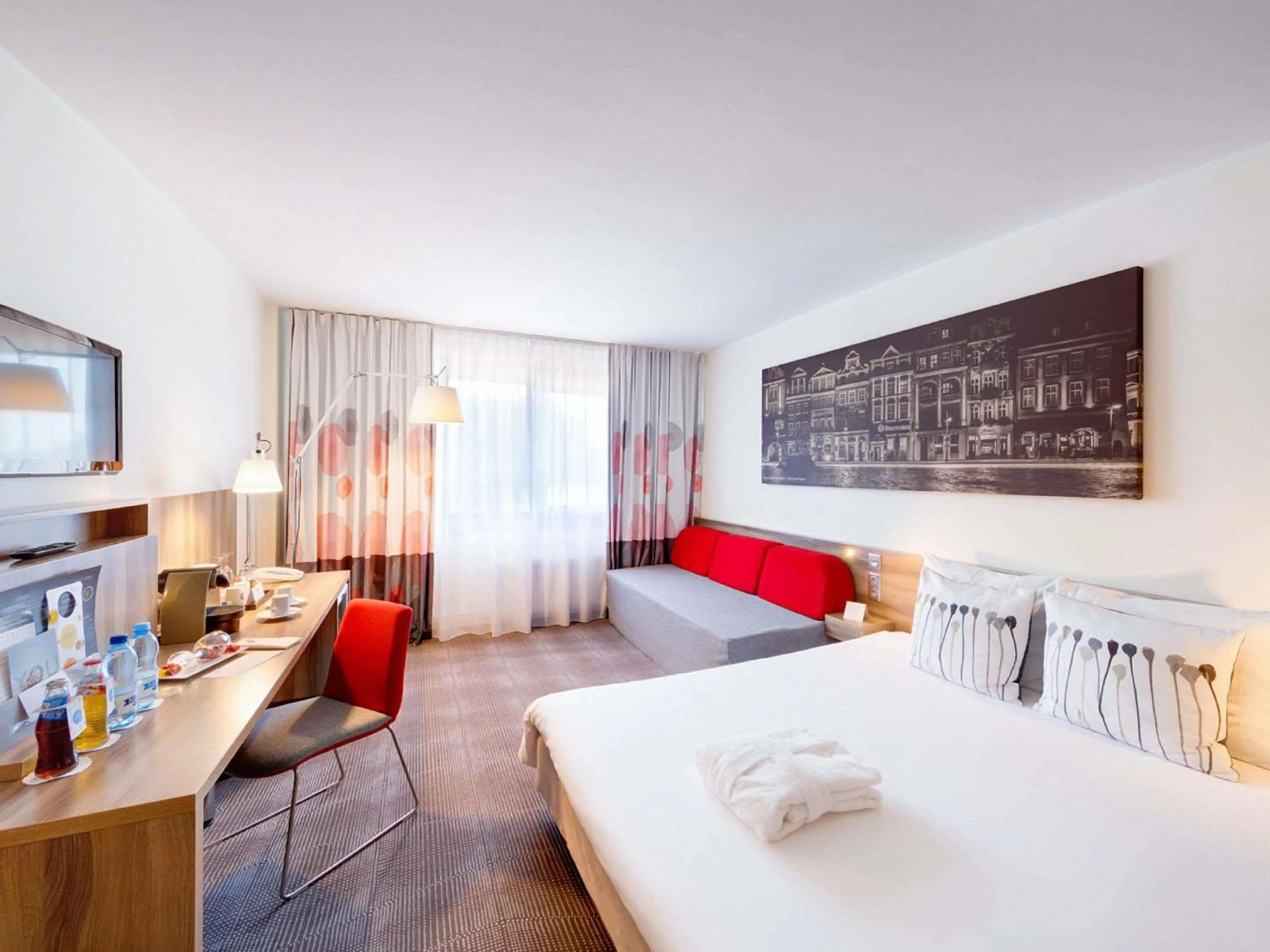 Property building, Bed in Novotel Poznań Malta