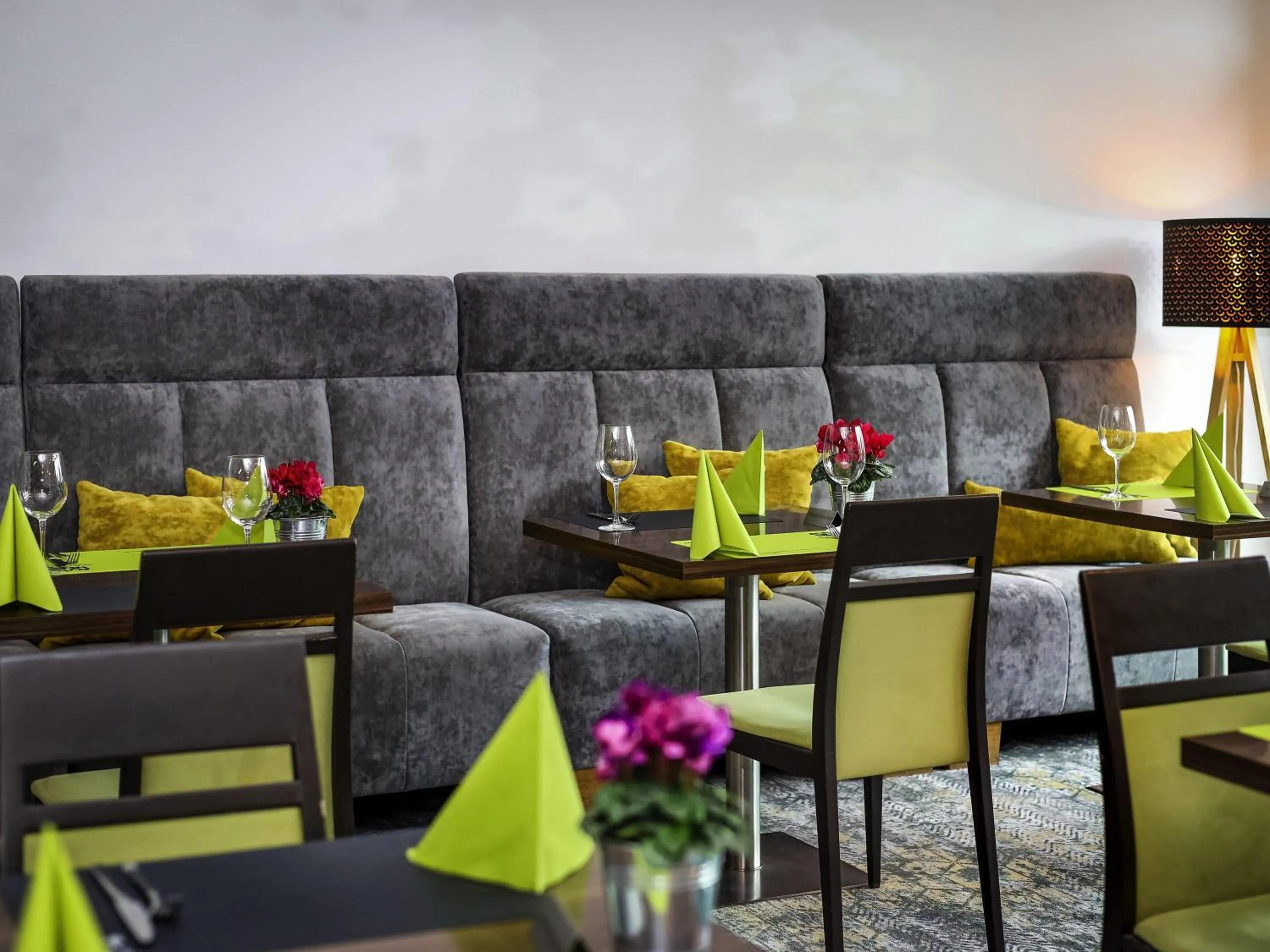 Restaurant/places to eat in Novotel Poznań Malta