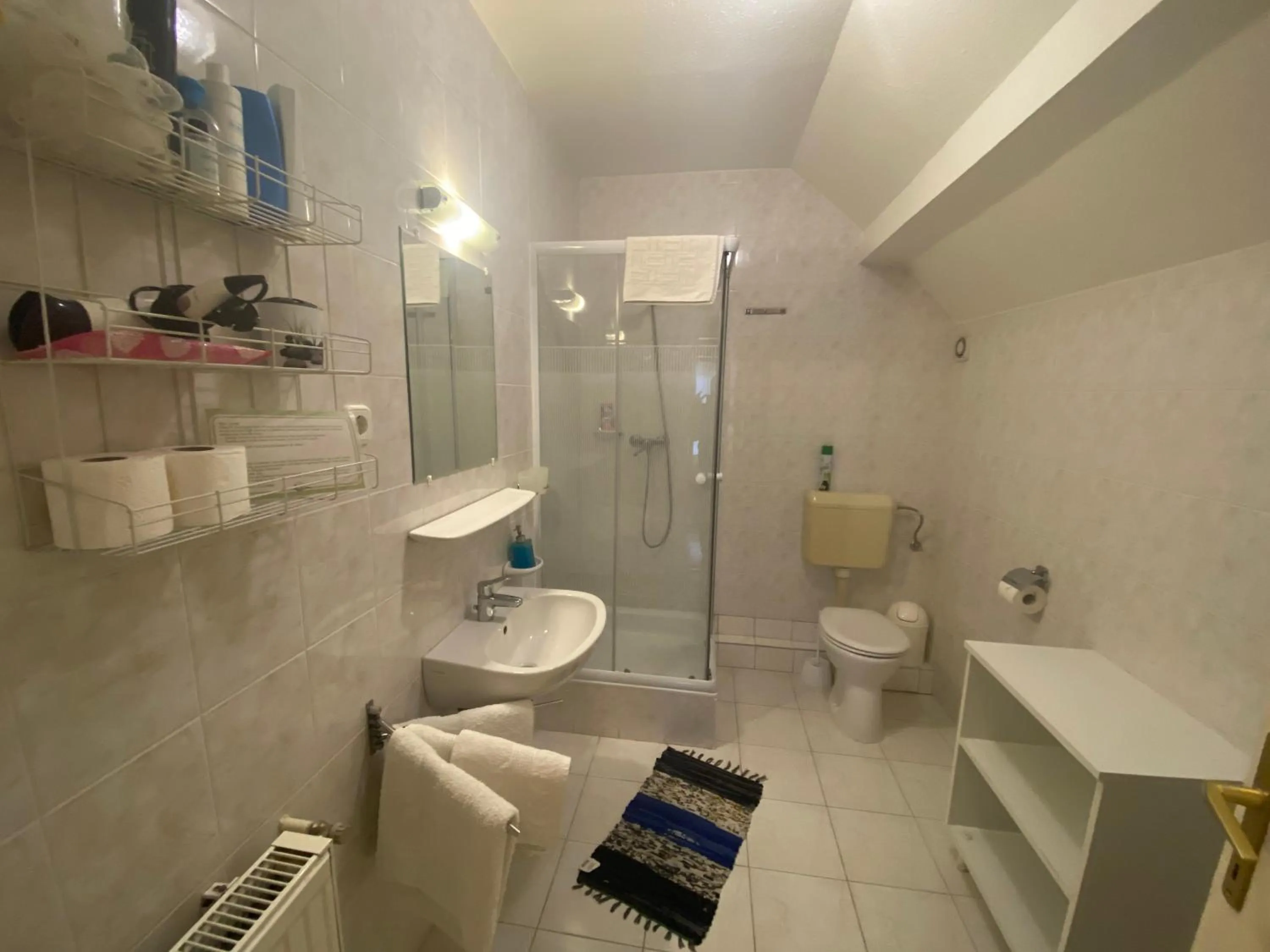 Shower in Villa Valeria Heviz