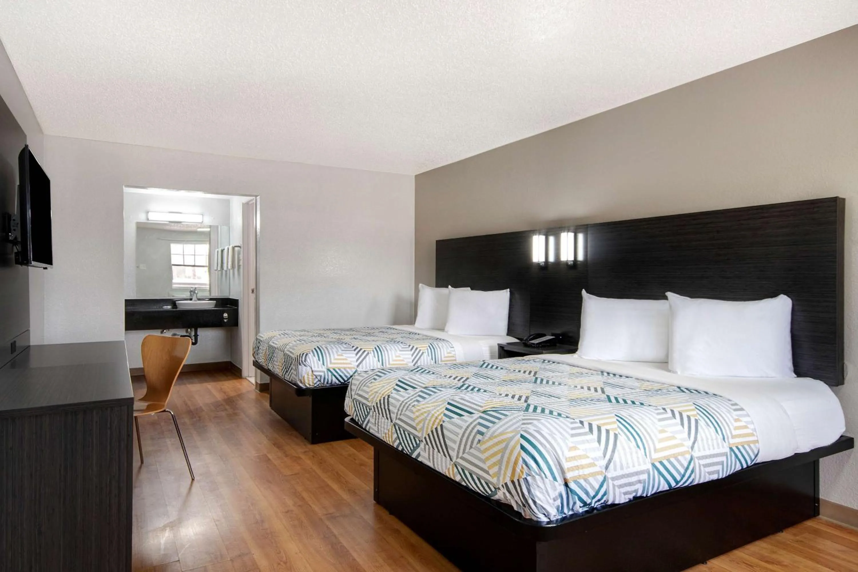 Bedroom, Bed in Studio 6 San Antonio TX Northwest Medical Center