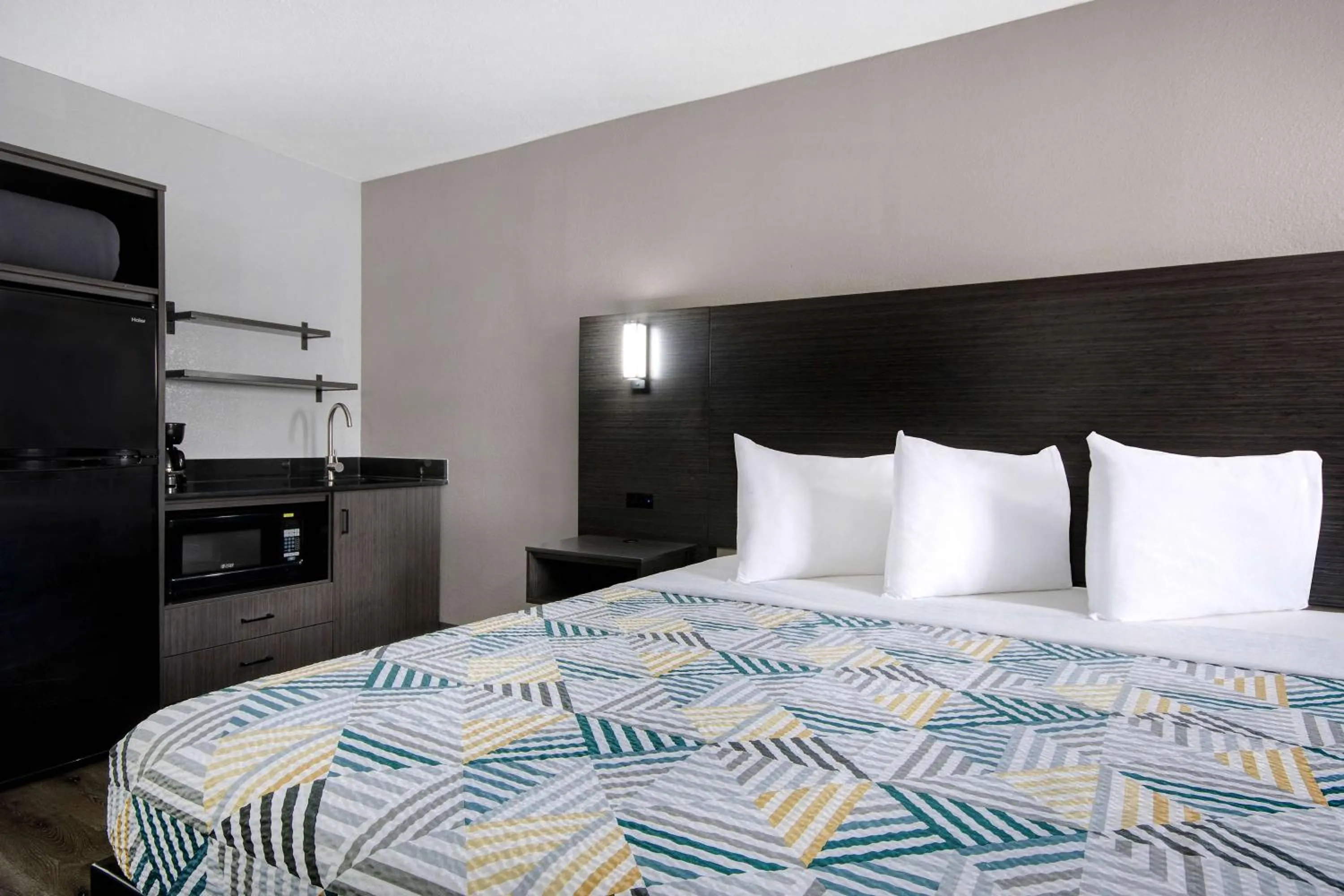 Bedroom, Bed in Studio 6 San Antonio TX Northwest Medical Center