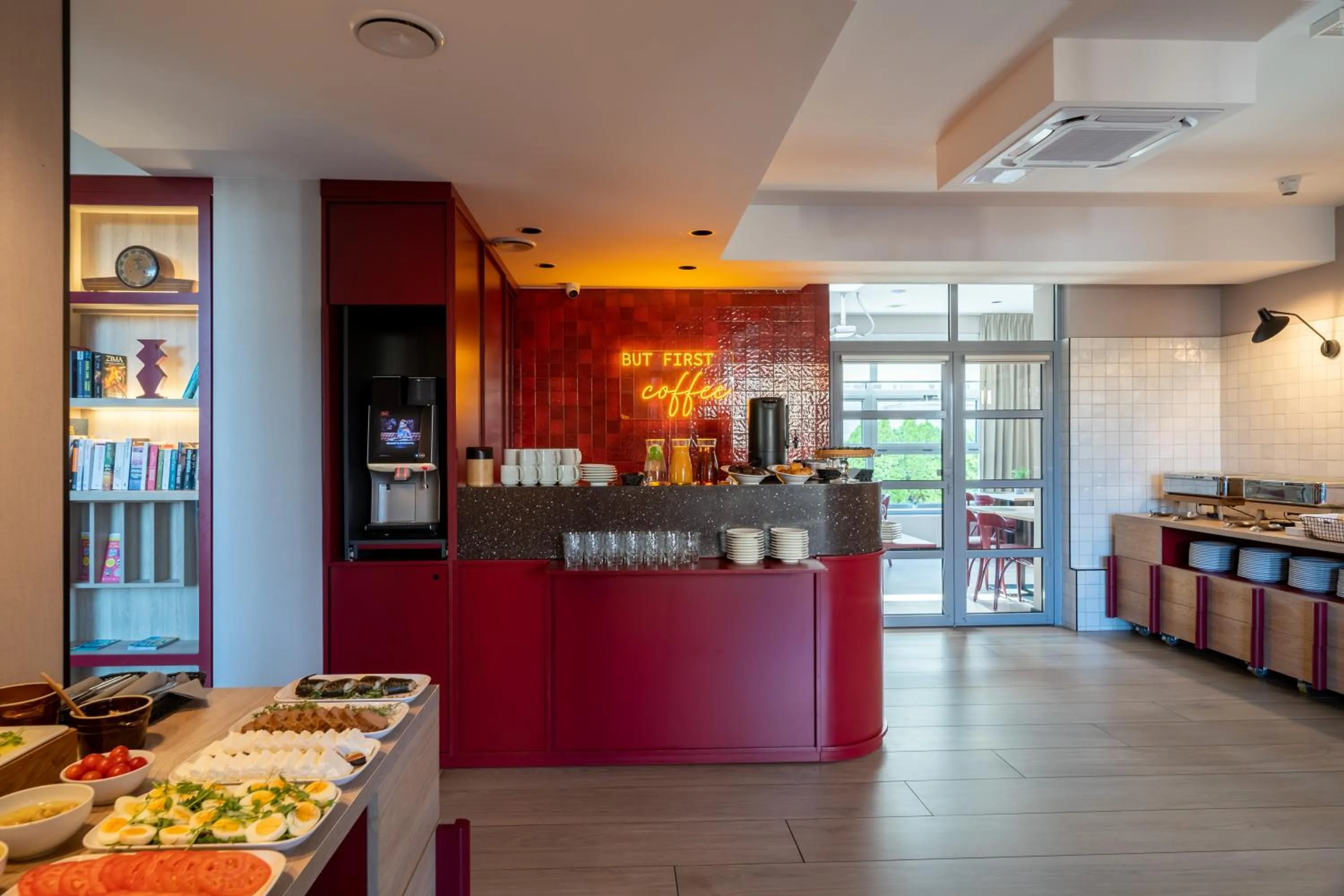 Restaurant/places to eat in Antares Hotel