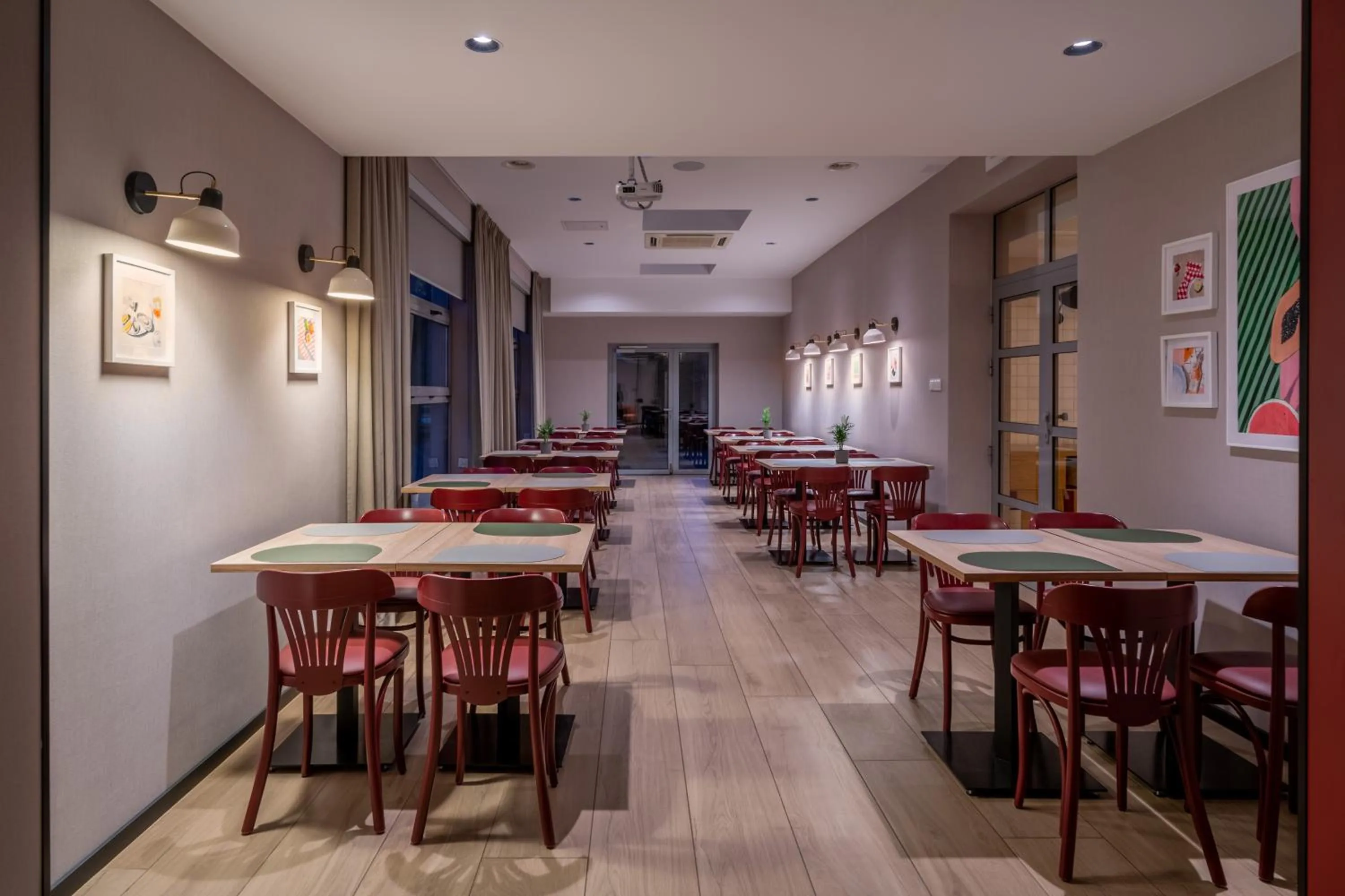 Restaurant/places to eat in Antares Hotel