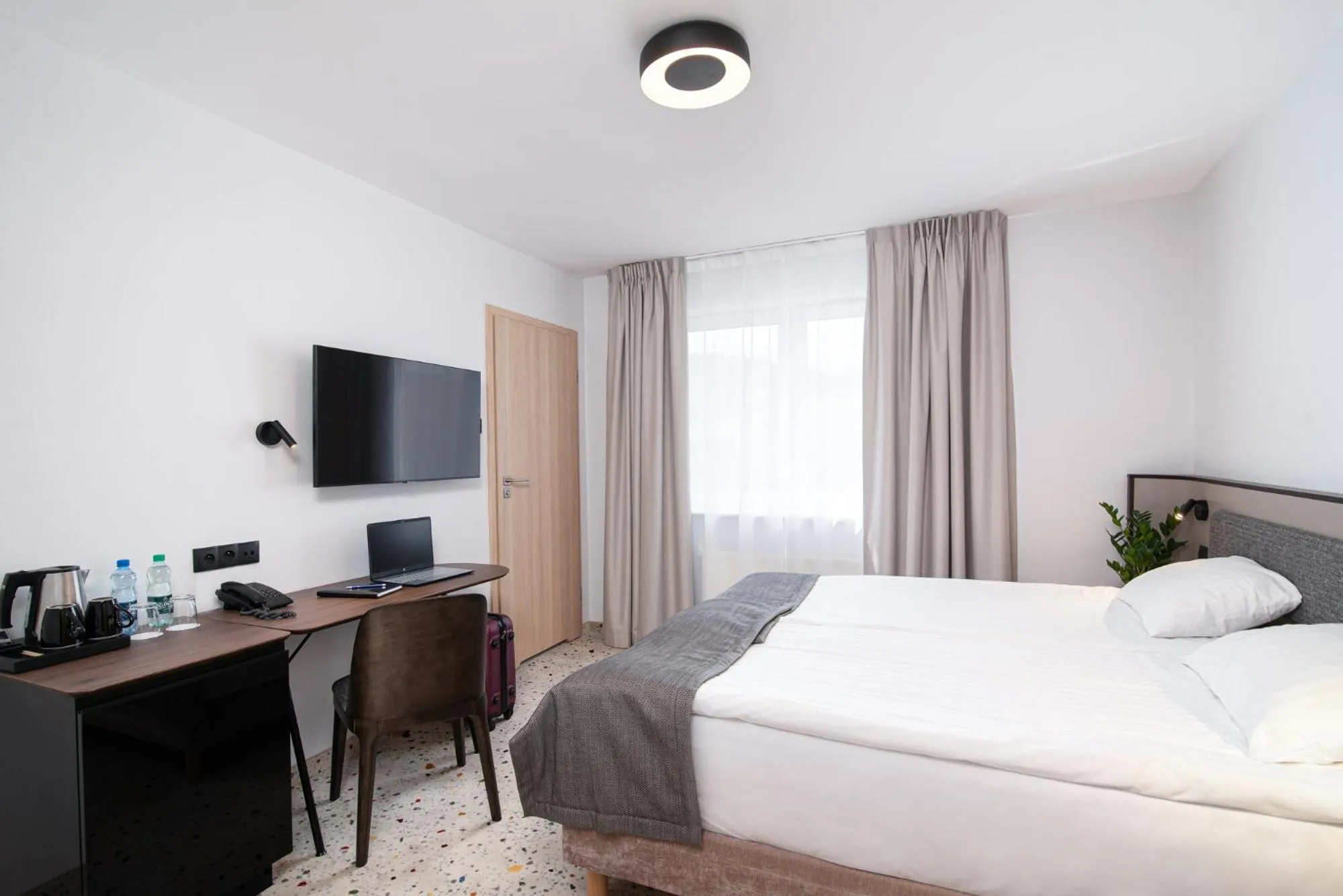 Communal lounge/ TV room, Bed in Antares Hotel