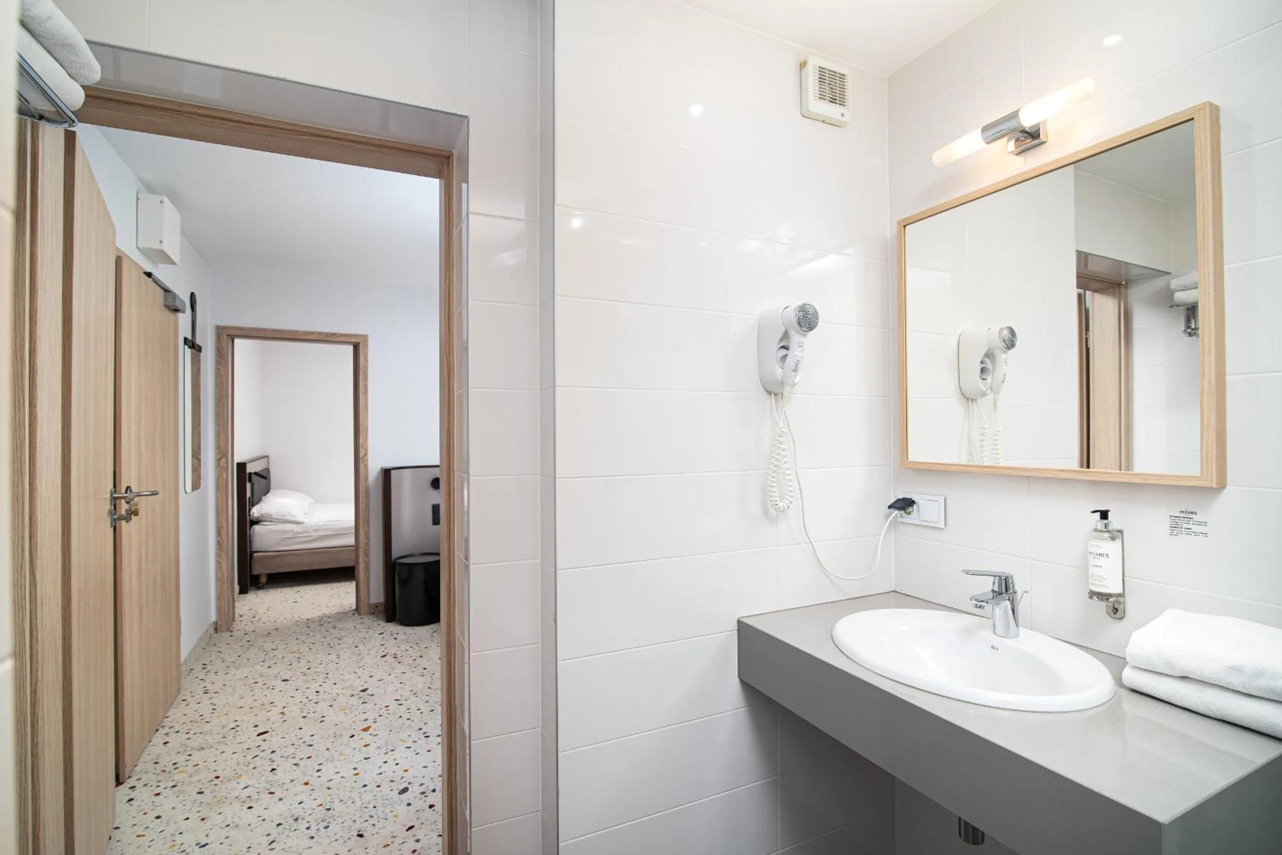 Bathroom, Bed in Antares Hotel