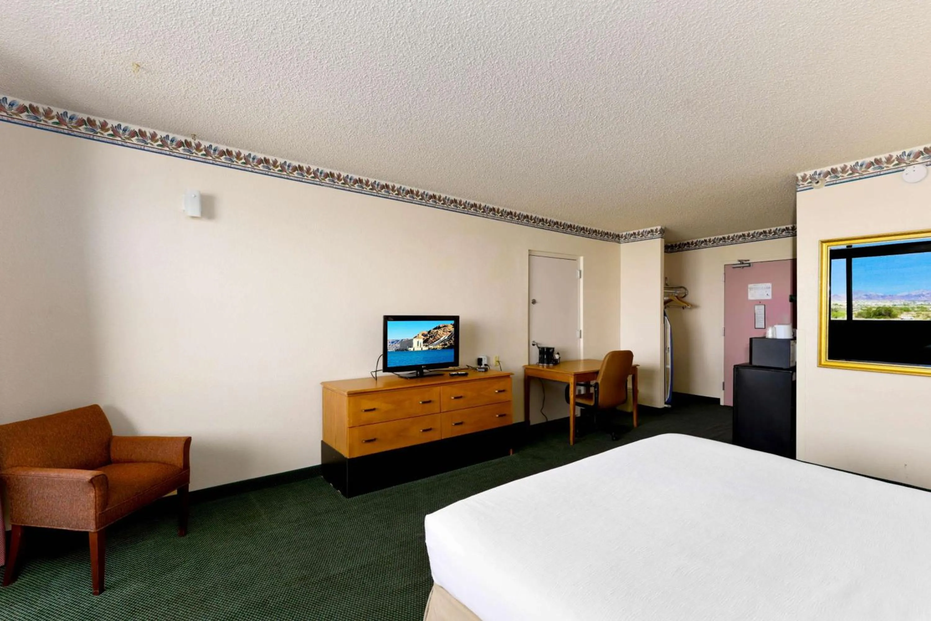 Photo of the whole room, Bed in Studio 6 Suites Lake Havasu City AZ