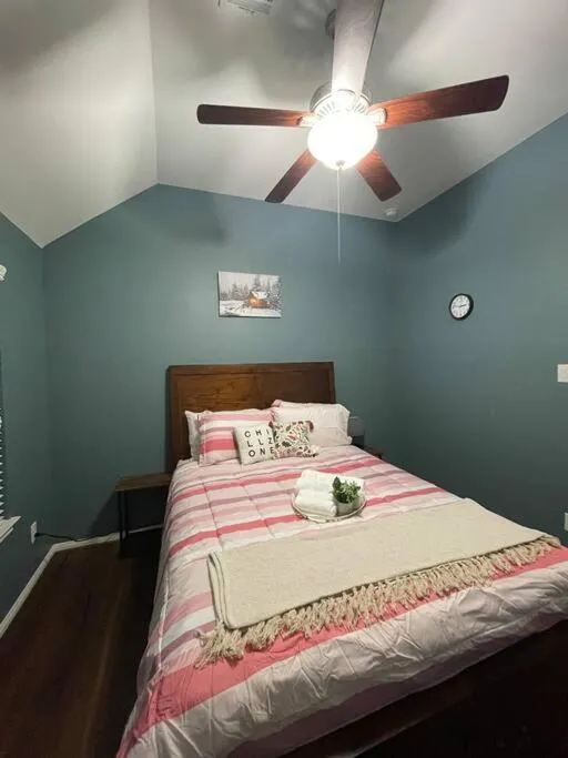 Bed in Spacious Conroe Home around 4 miles to the Lake