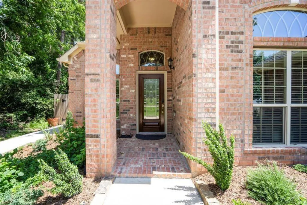 Spacious Conroe Home around 4 miles to the Lake