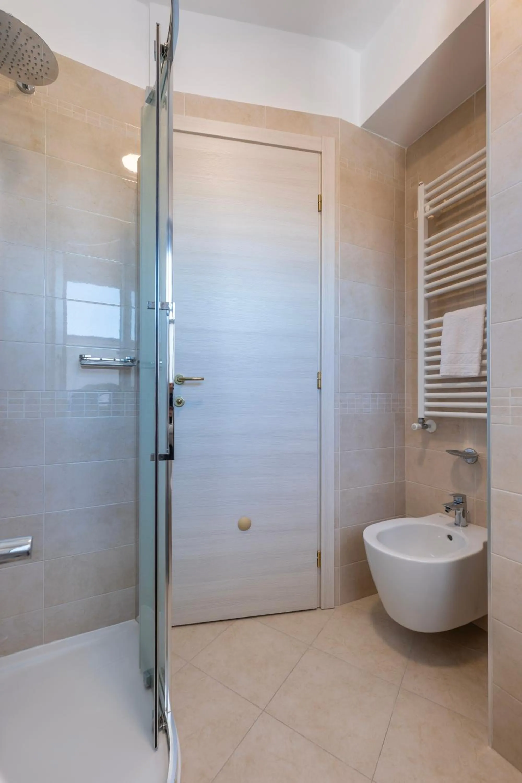 Shower in Hotel Bellevue Et Mediterranée