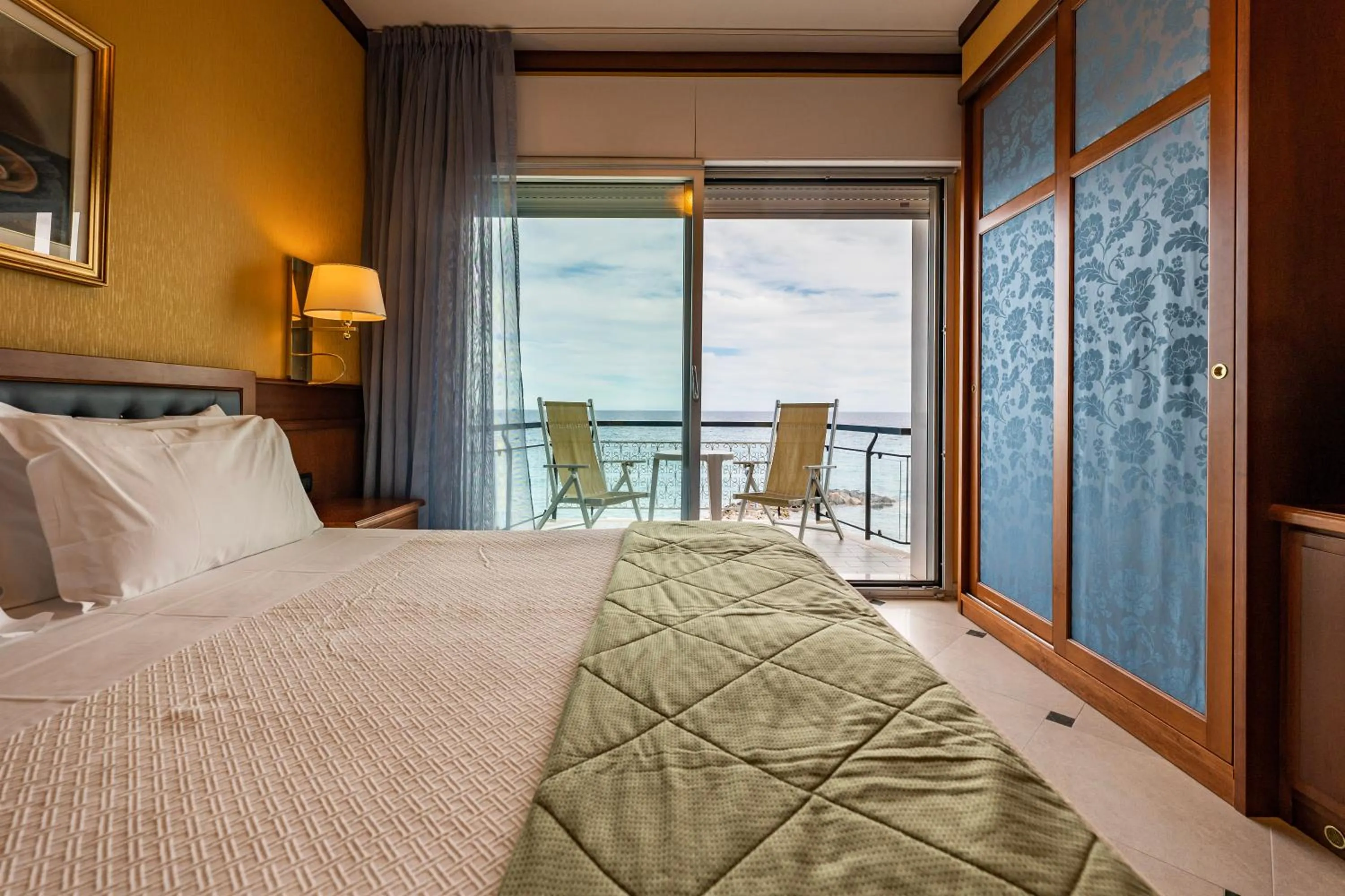 Bed in Hotel Bellevue Et Mediterranée