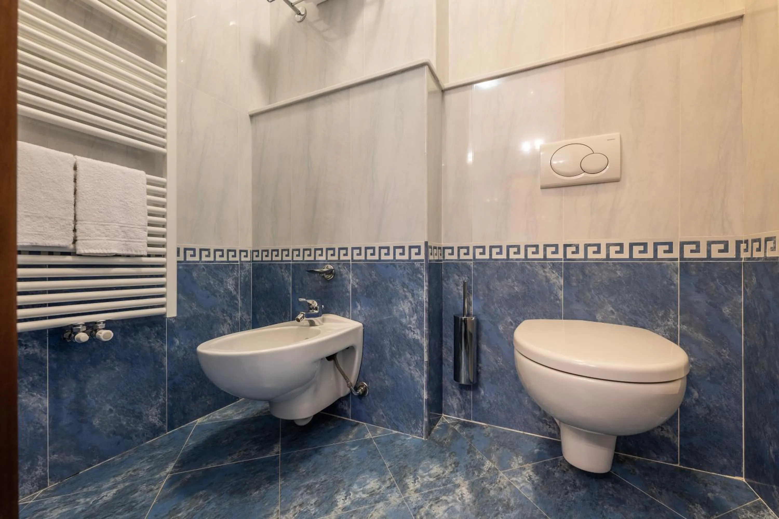 Shower in Hotel Bellevue Et Mediterranée