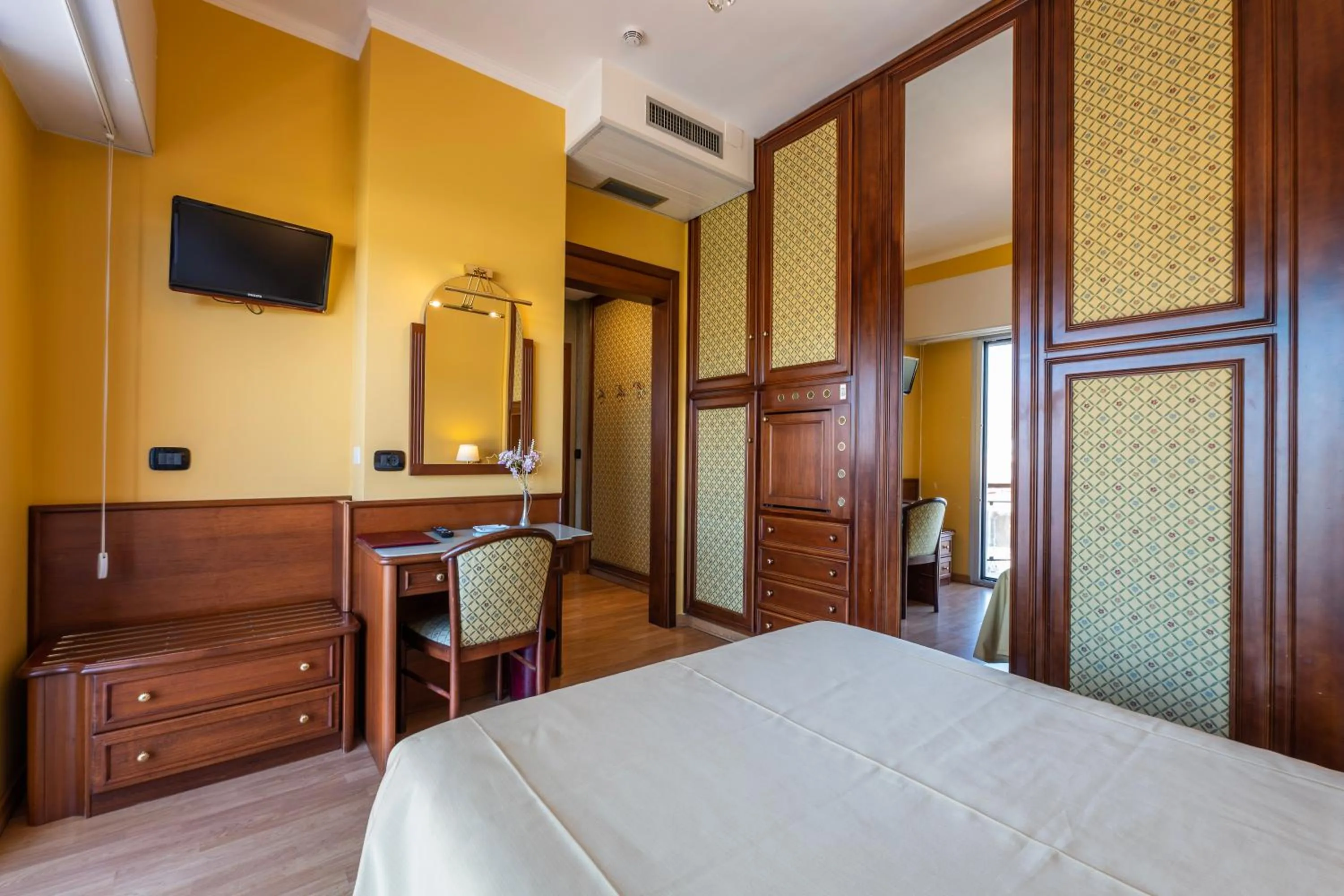 Communal lounge/ TV room, Bed in Hotel Bellevue Et Mediterranée