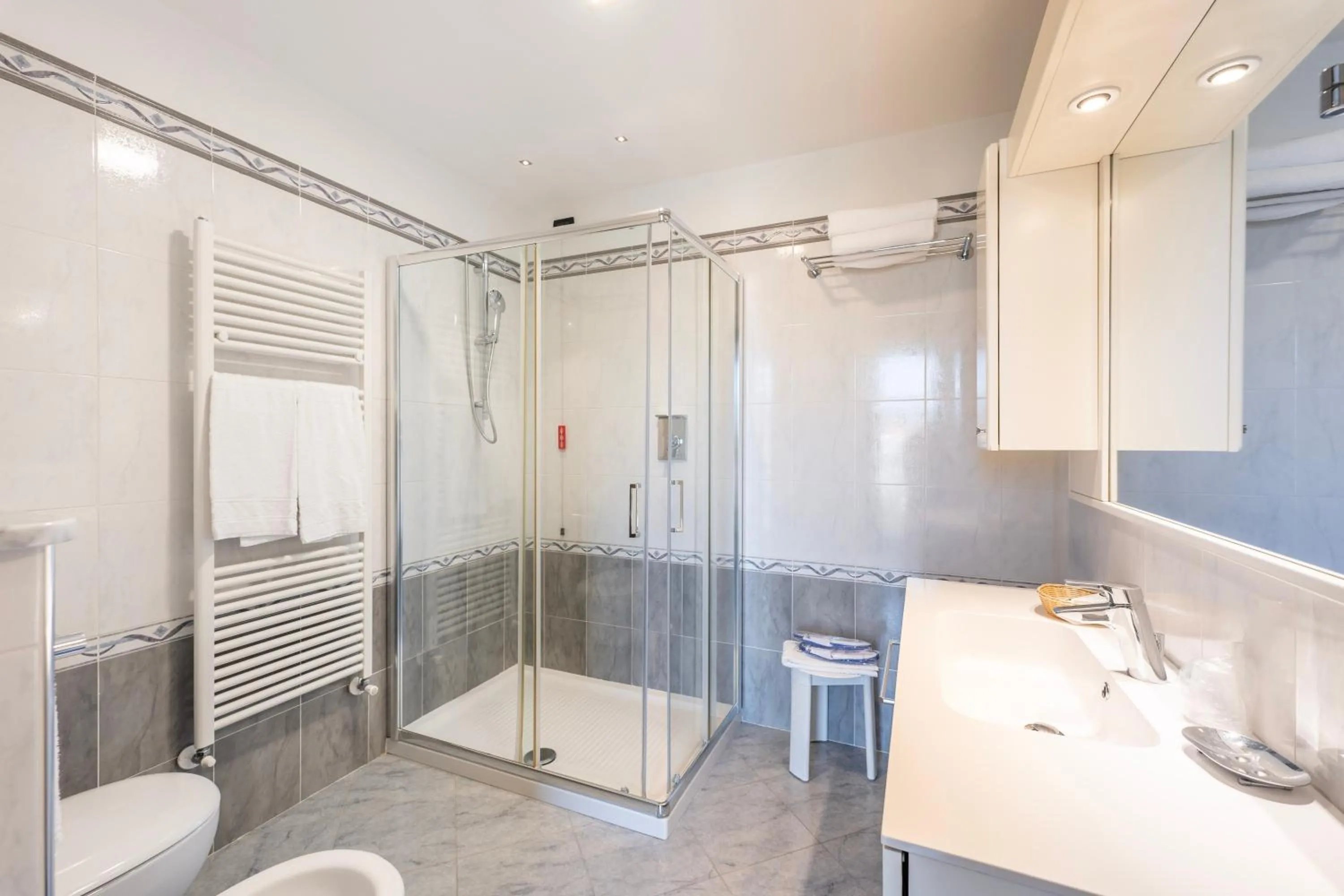 Shower in Hotel Bellevue Et Mediterranée