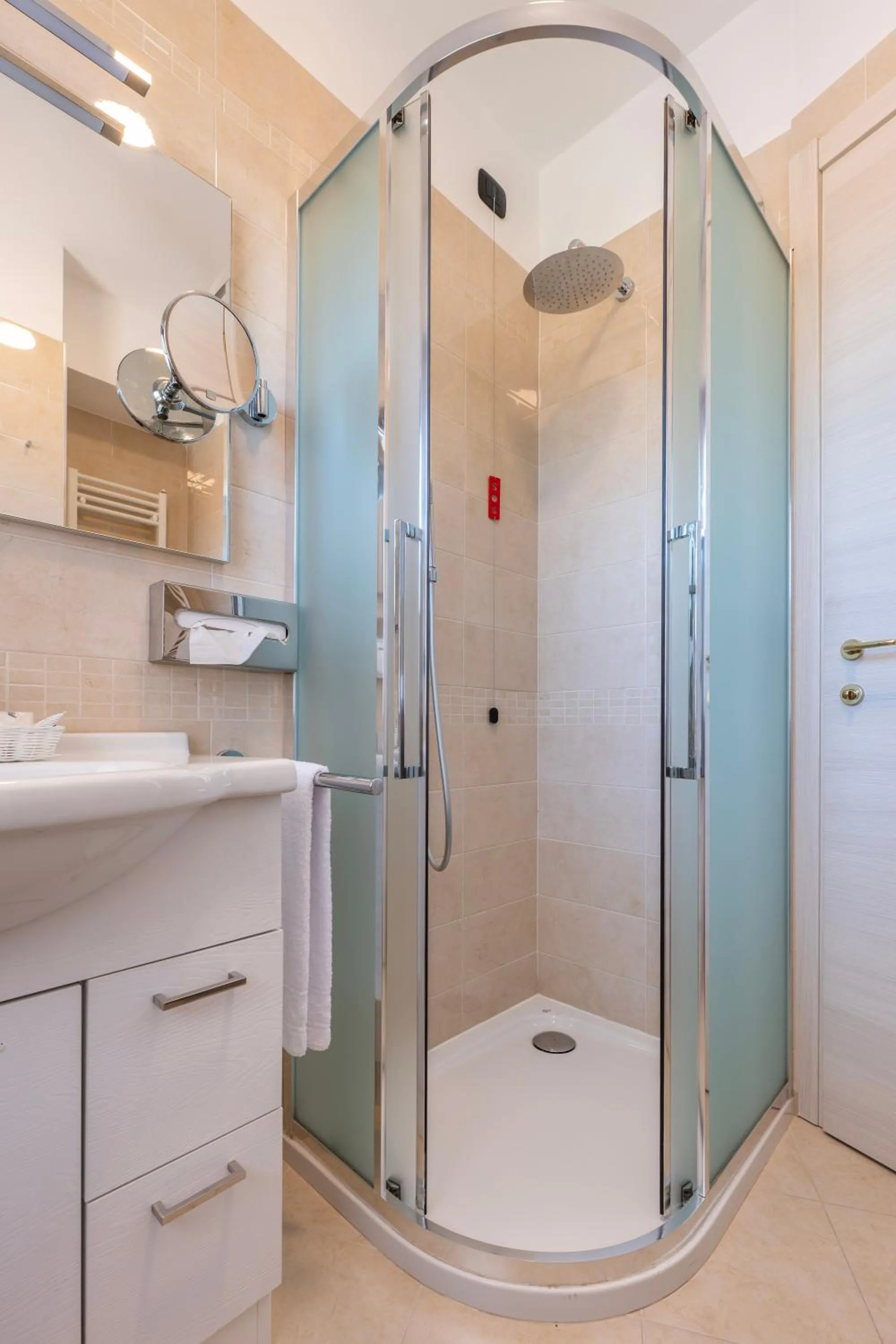 Shower in Hotel Bellevue Et Mediterranée