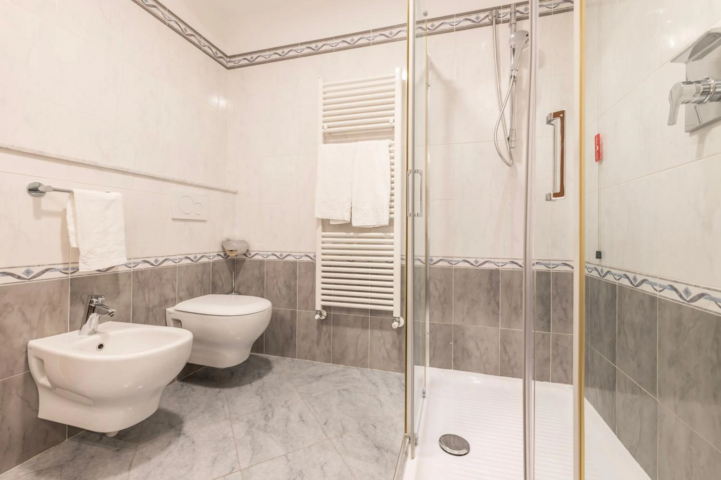 Shower in Hotel Bellevue Et Mediterranée