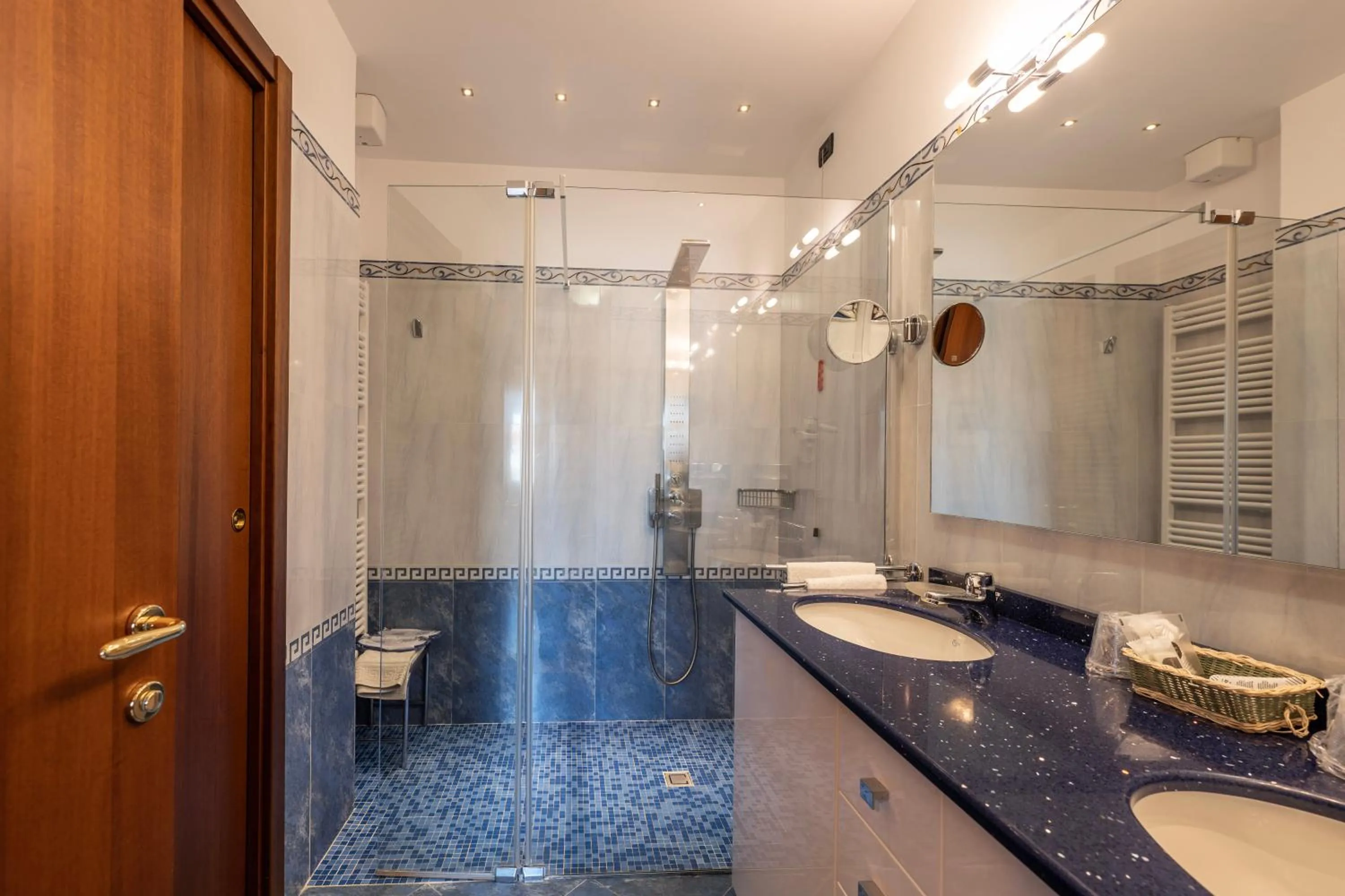 Shower in Hotel Bellevue Et Mediterranée