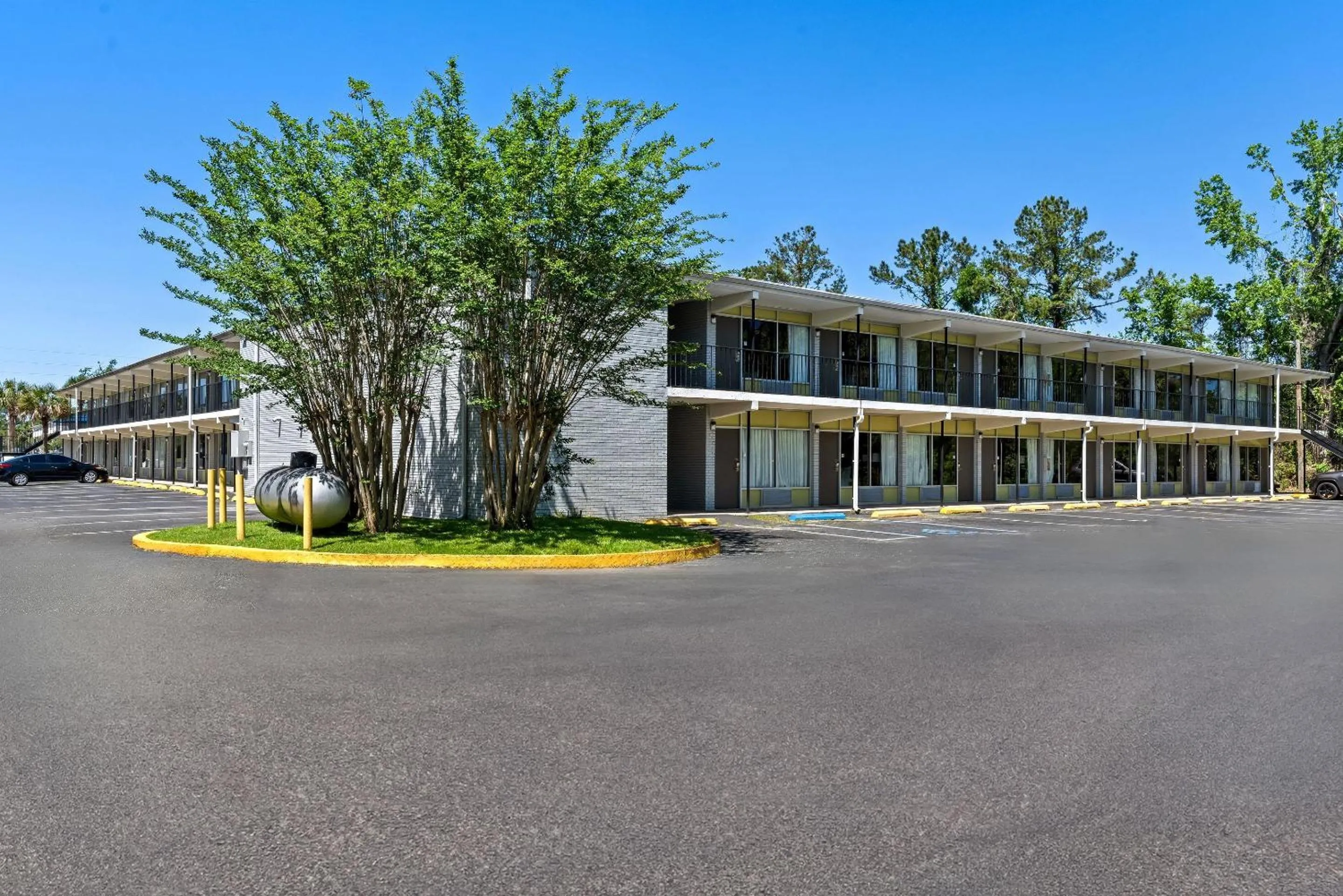 Property building in Econo Lodge