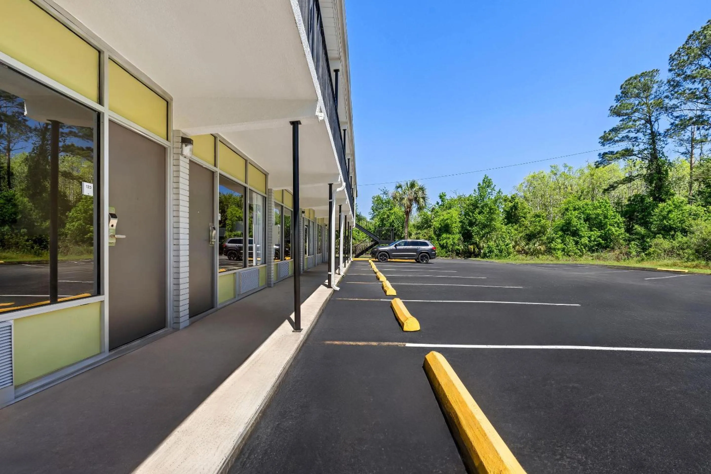 Property building in Econo Lodge