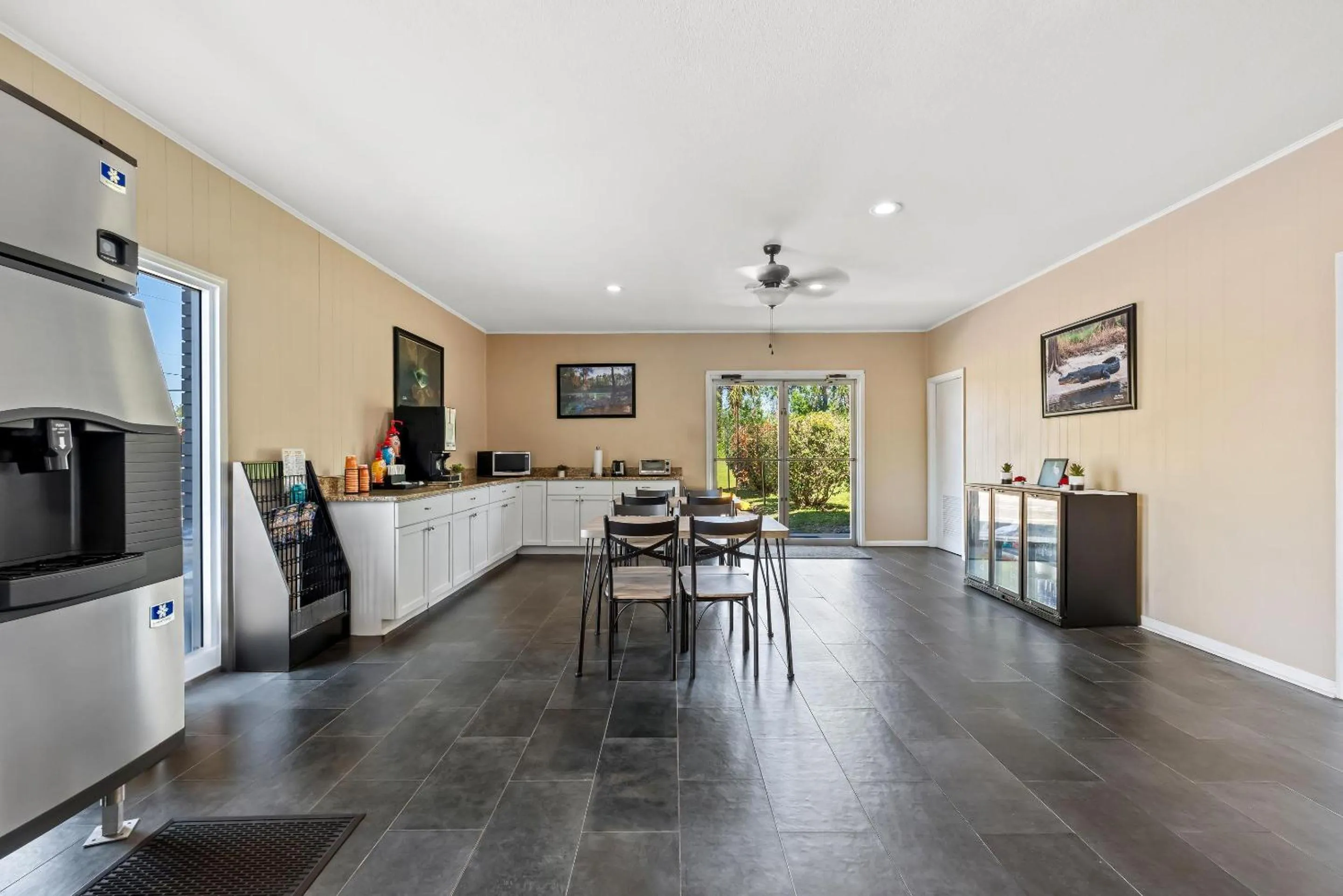 Breakfast in Econo Lodge