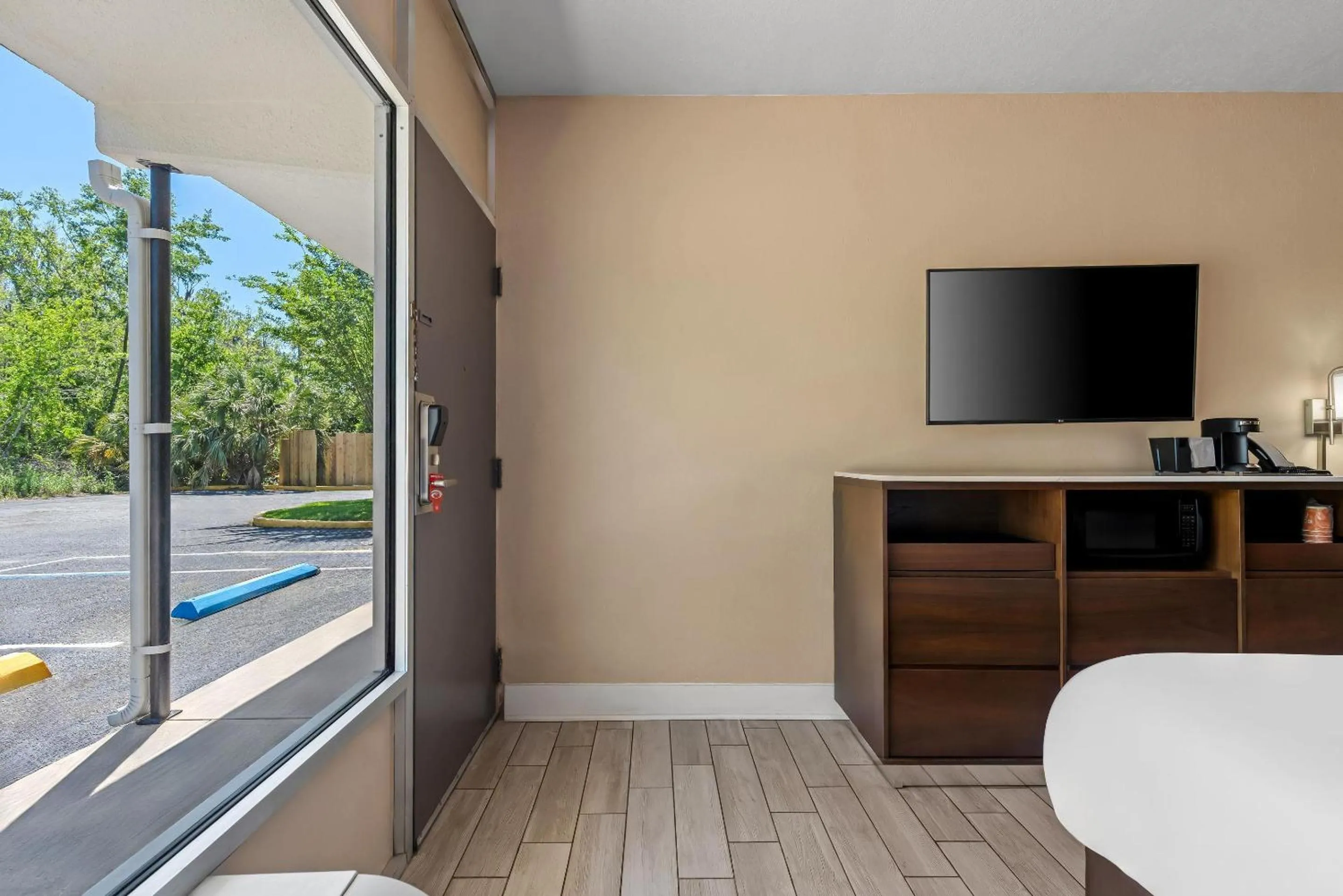 Bedroom in Econo Lodge