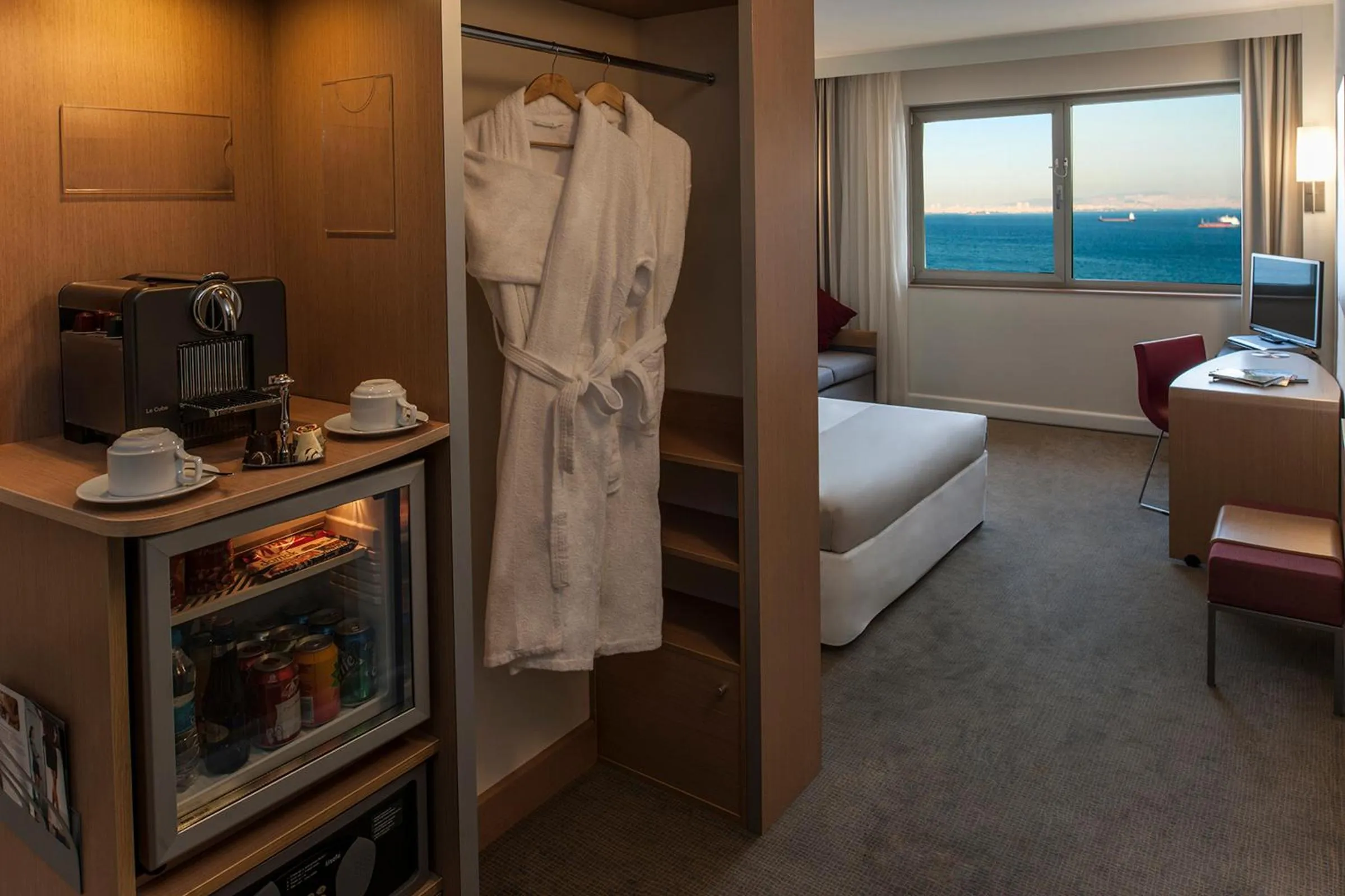 Coffee/tea facilities, Bed in Novotel Istanbul Zeytinburnu