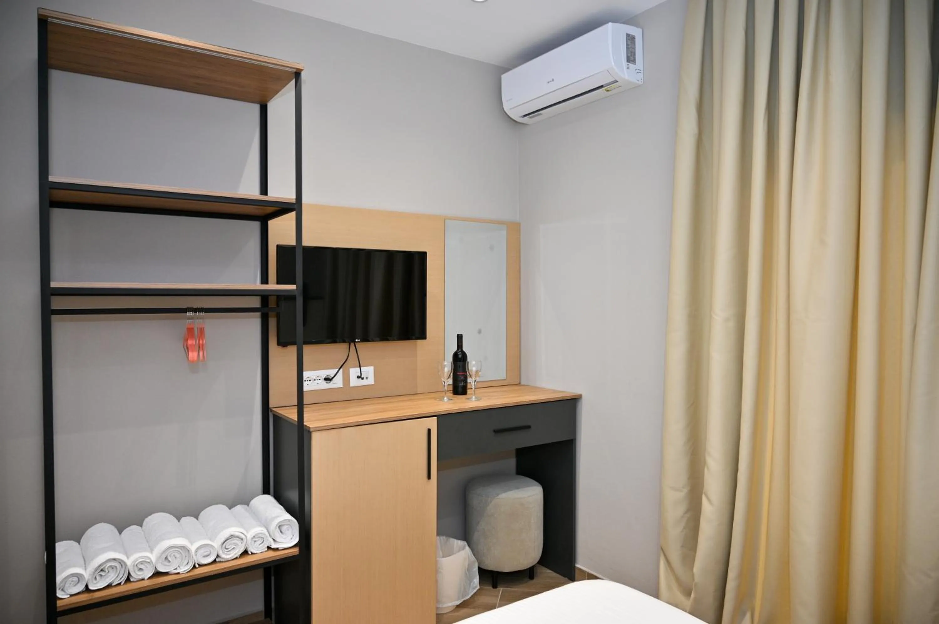 Bedroom, Bed in MondurO Hotel