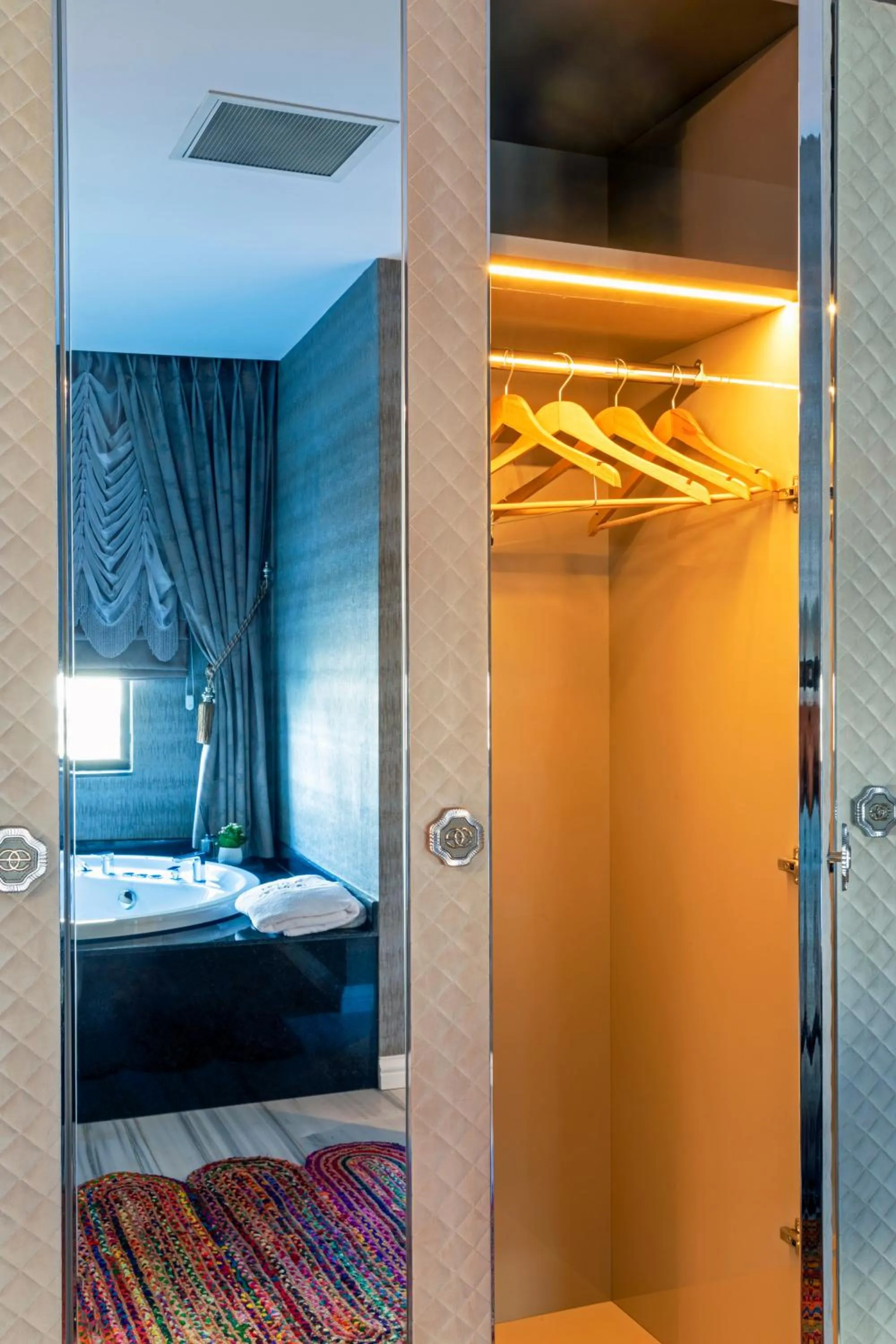 wardrobe, Bed in Hotel De Reve Galata-Special Class