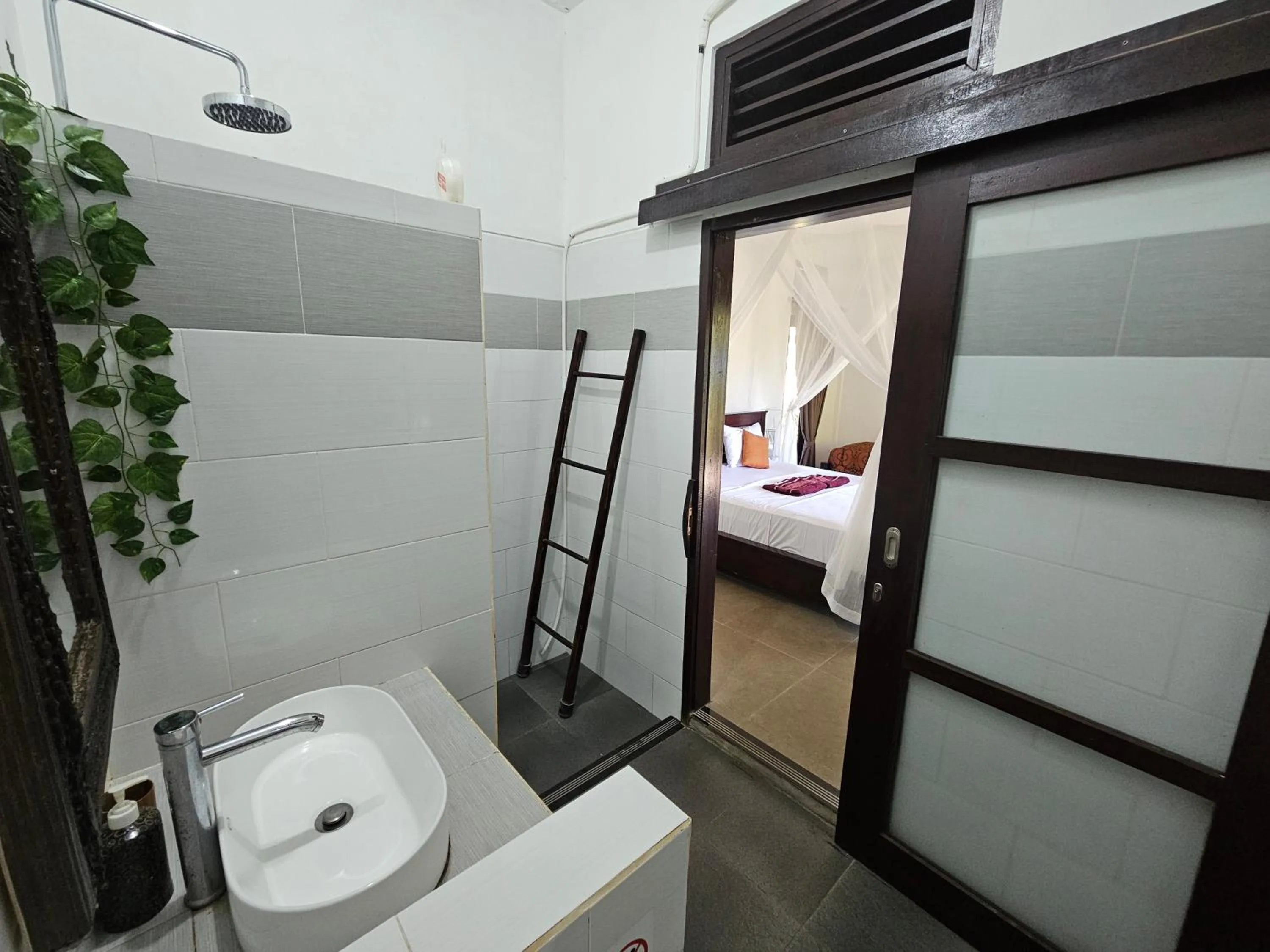 Shower, Bed in Villa Markisa Pakisan