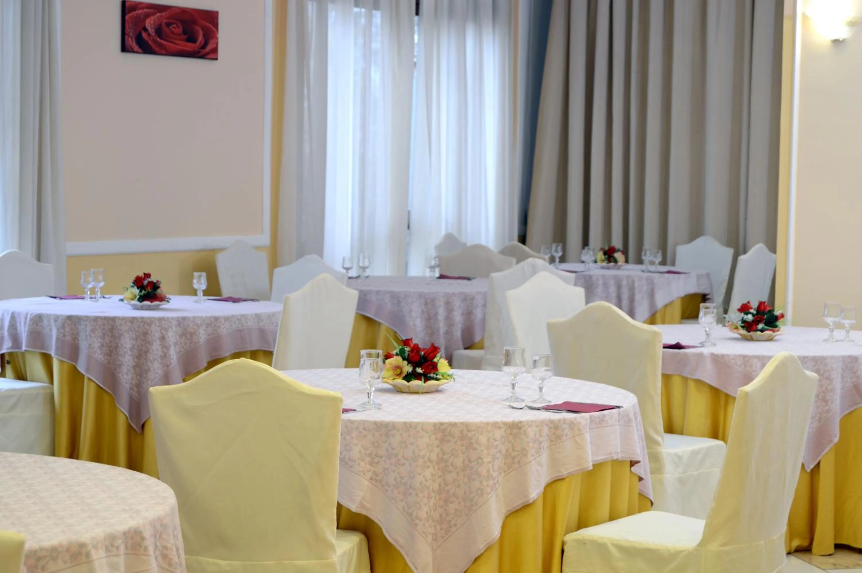 Restaurant/places to eat in Royal Hotel Montevergine