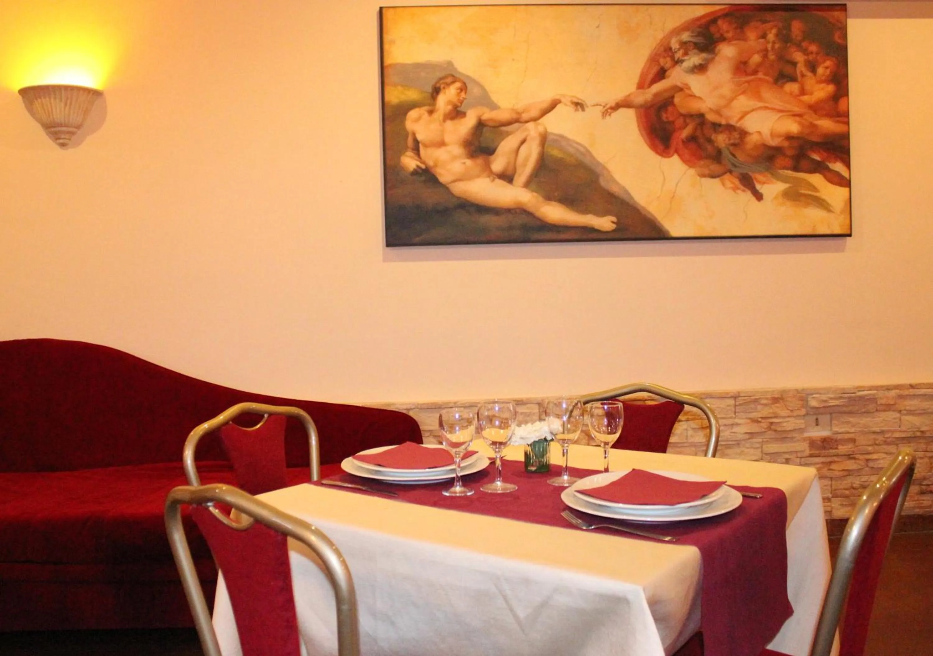 Restaurant/places to eat in Hotel Romulus