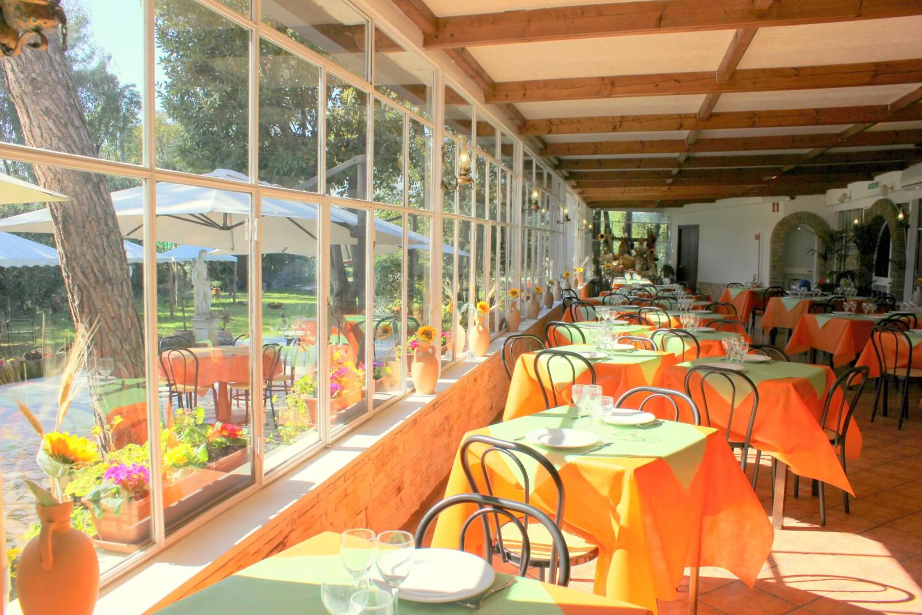 Restaurant/places to eat in Hotel Romulus