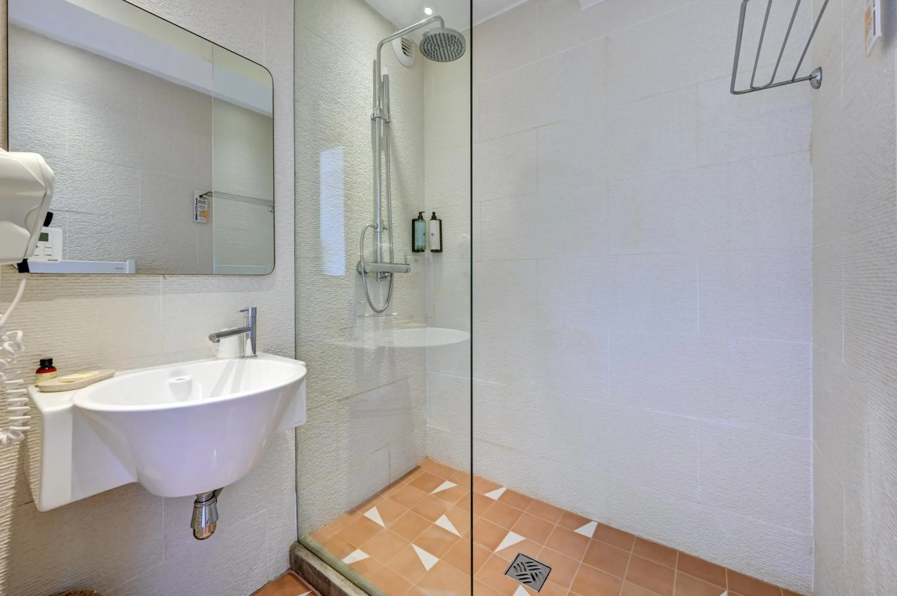 Shower in Hôtel Bor