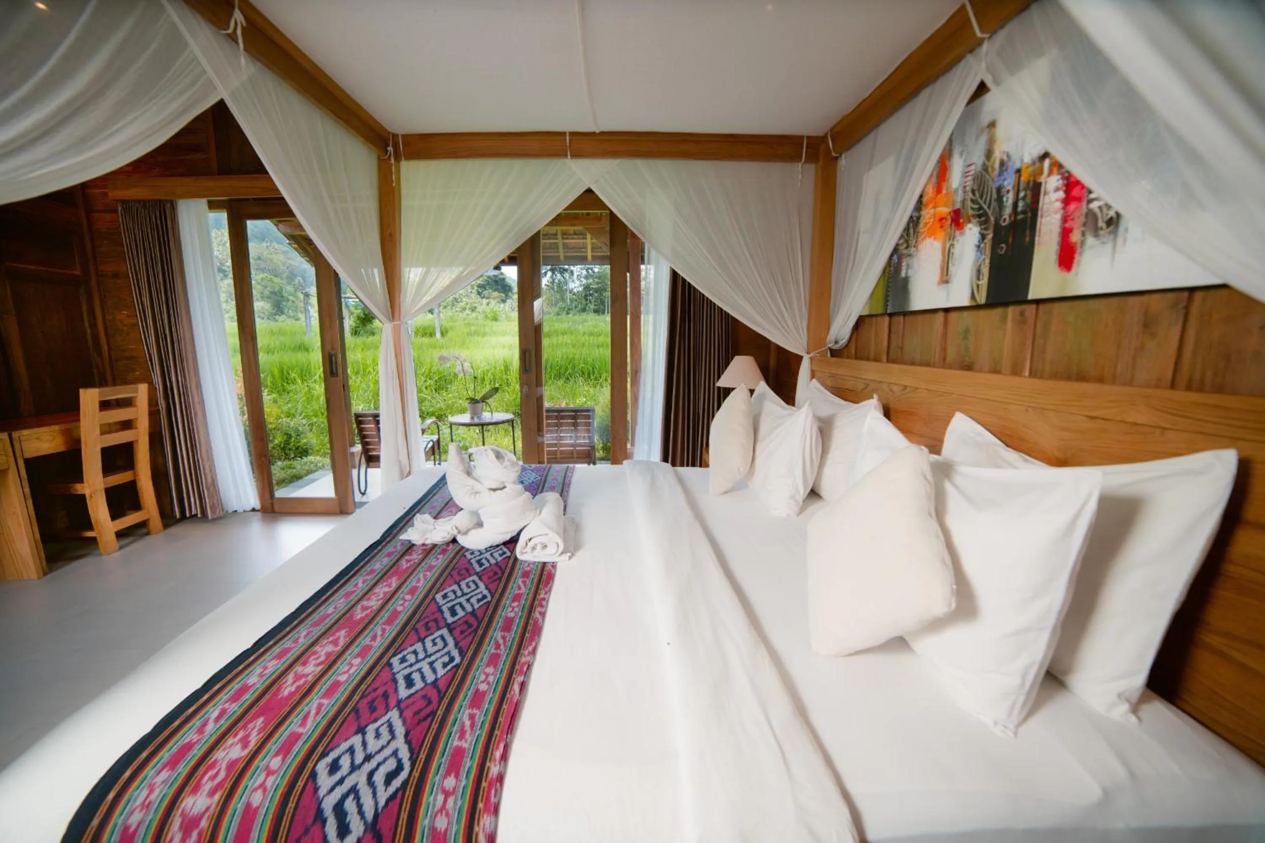 Bed in Kubu Sakian Villa and Restaurant Sidemen