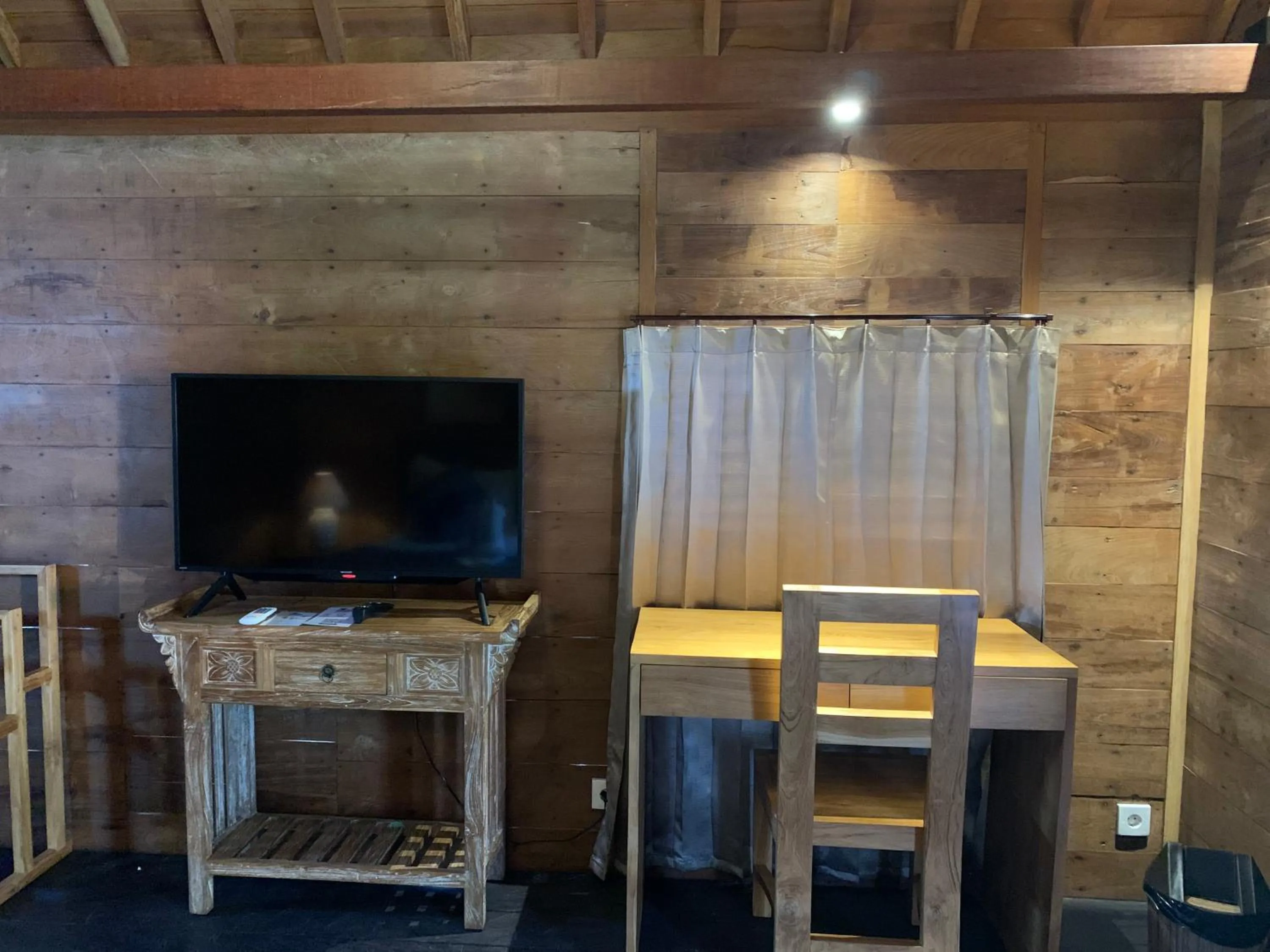 TV and multimedia in Kubu Sakian Villa and Restaurant Sidemen