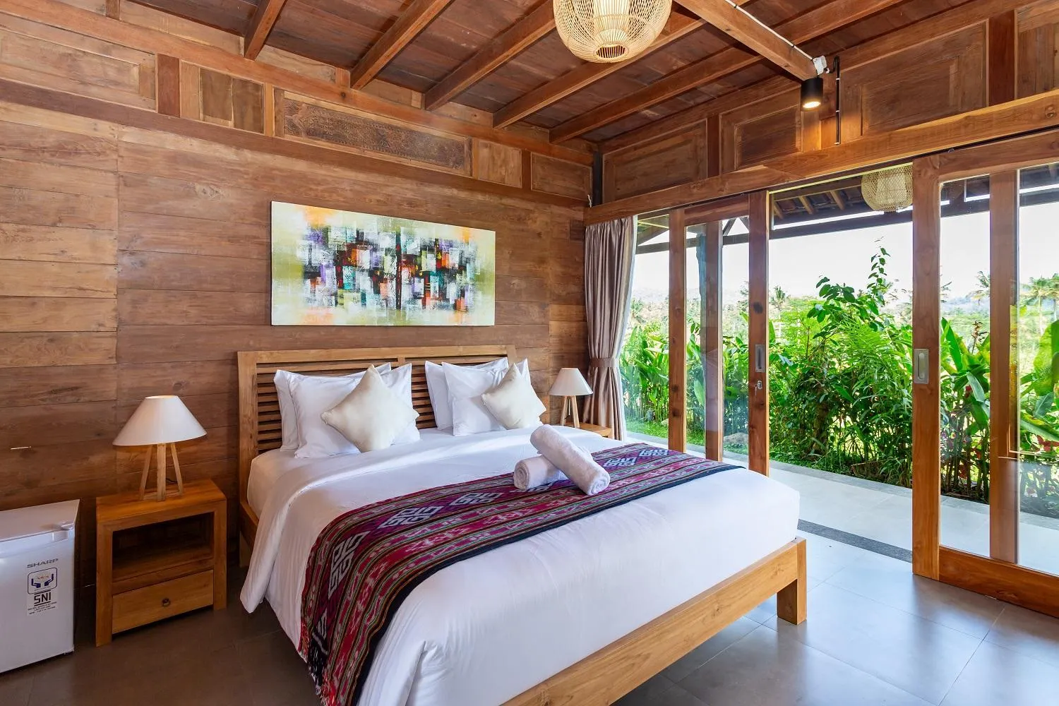 Bed in Kubu Sakian Villa and Restaurant Sidemen